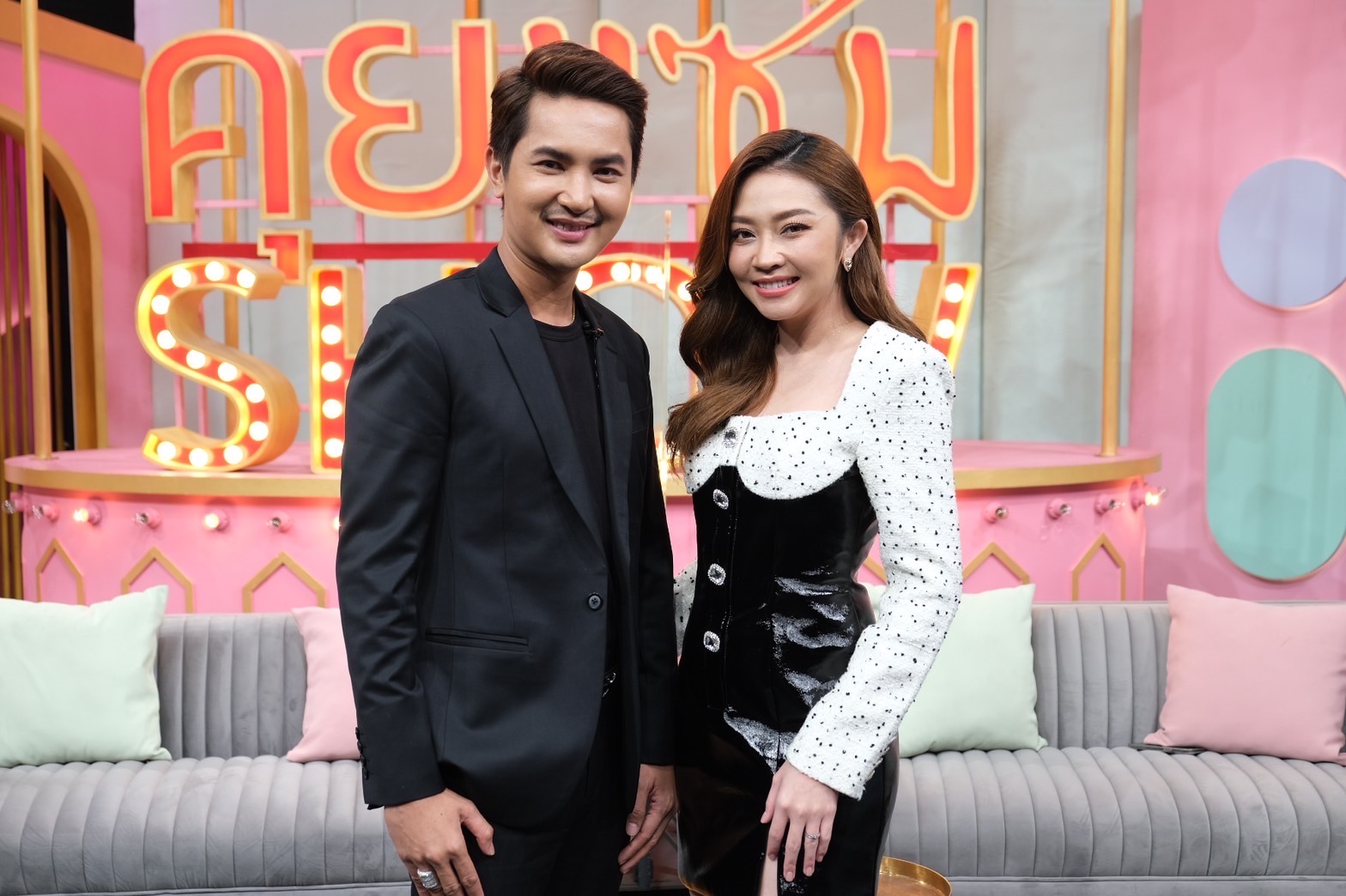 แอน อรดี-บอย ศิริชัย ควงเปิดใจจากคู่จิ้นหมอลำสู่คู่จริง ได้รับช่อดอกไม้สีทอง หลังเปิดตัว