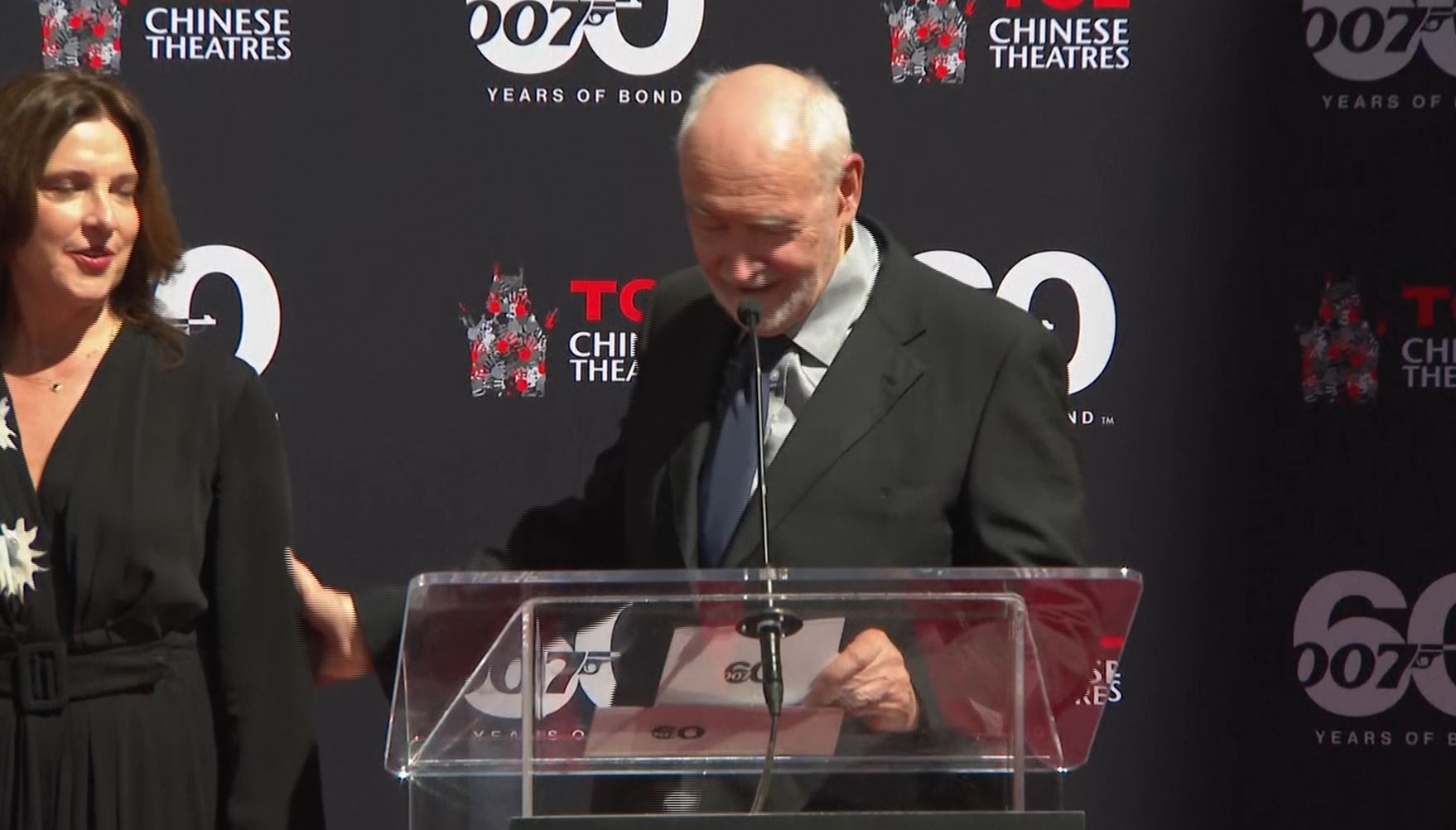 โปรดิวเซอร์แฟรนไชส์ “James Bond” ประทับรอยมือที่ “TCL Chinese Theatre”