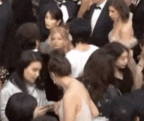ตกลงมาดีรึเปล่า?!! อินฟลูเอนเซอร์สาวฝรั่งเศสคนเดินชน ‘ไอยู’ ขอแต่งหน้าให้เพื่อชดใช้
