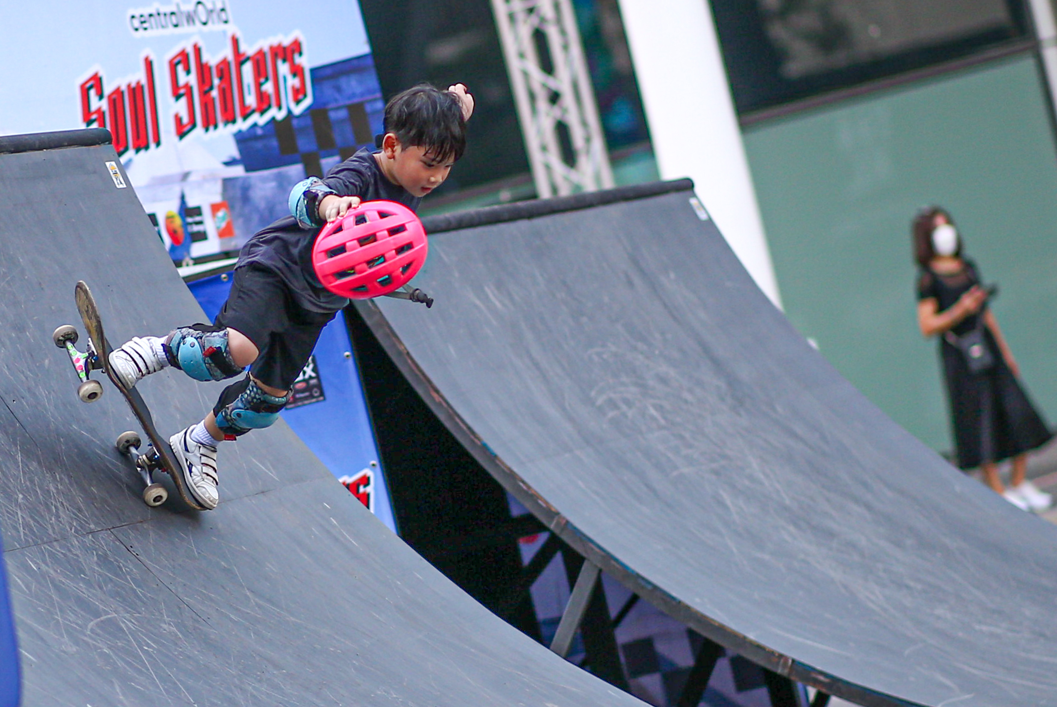 เซิร์ฟสเก็ต กระแสแรงแห่วิ่งกรูเข้าห้าง แย่งกันซื้อหมดภายในพริบตา เซิร์ฟสเก็ต กระแสแรงแห่วิ่งกรูเข้าห้าง แย่งกันซื้อหมดภายในพริบตา