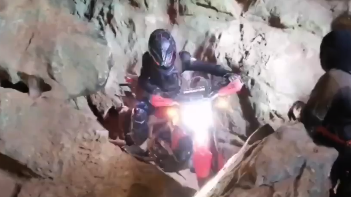 วิจารณ์ยับแก๊งโมโตครอสแข่งกันในถ้ำโบราณสถานกระบี่ จ่อเอาผิดดำเนินคดี วิจารณ์ยับแก๊งโมโตครอสแข่งกันในถ้ำโบราณสถานกระบี่ จ่อเอาผิดดำเนินคดี