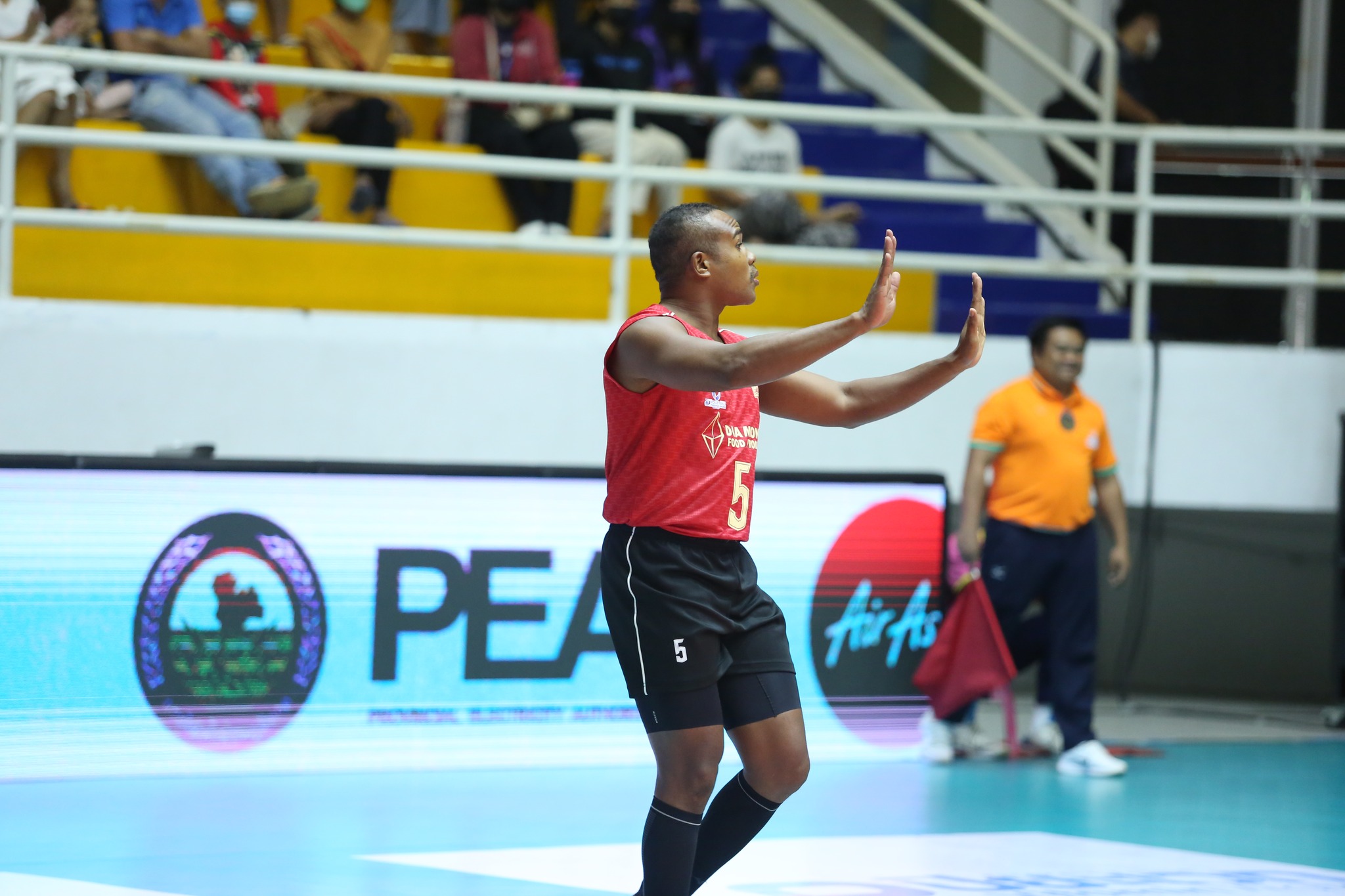 ชมแอคชั่นสวยๆ 'รัศมีแข' ลงประเดิมสนามให้ 'ไดมอนด์ฟู้ดฯ' ในศึกวอลเลย์บอลไทยแลนด์ลีก