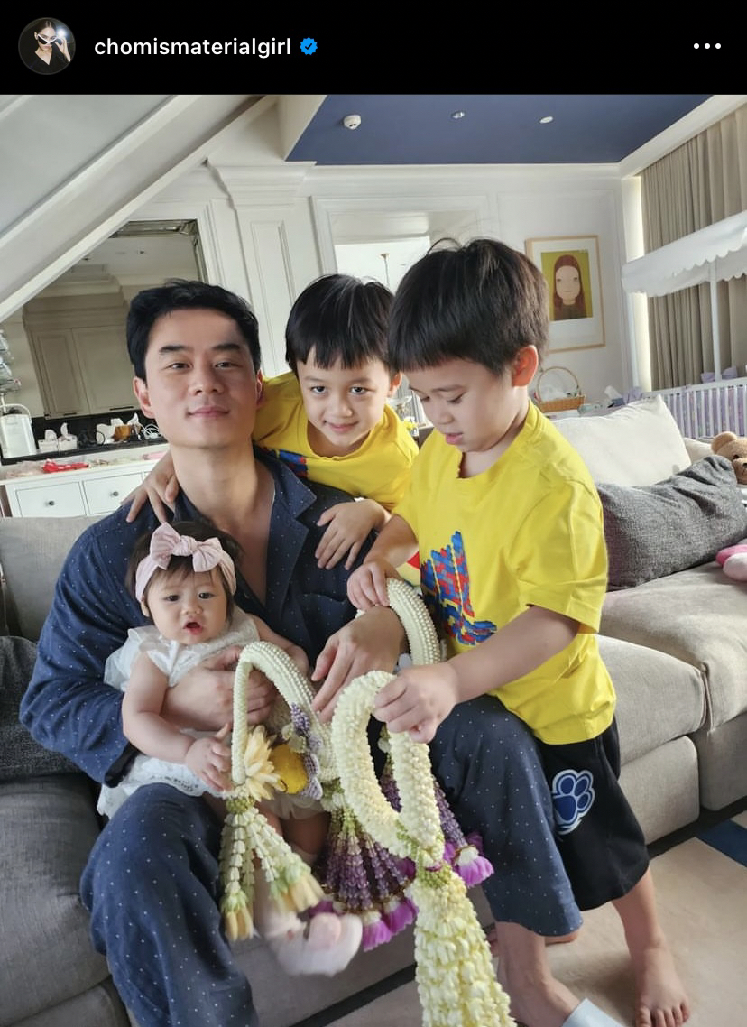 น่ารักเกินไปไหม! ชมพู่ เผยภาพ สายฟ้า-พายุ-แอบิเกล มอบพวงมาลัยให้คุณพ่อ น็อต
