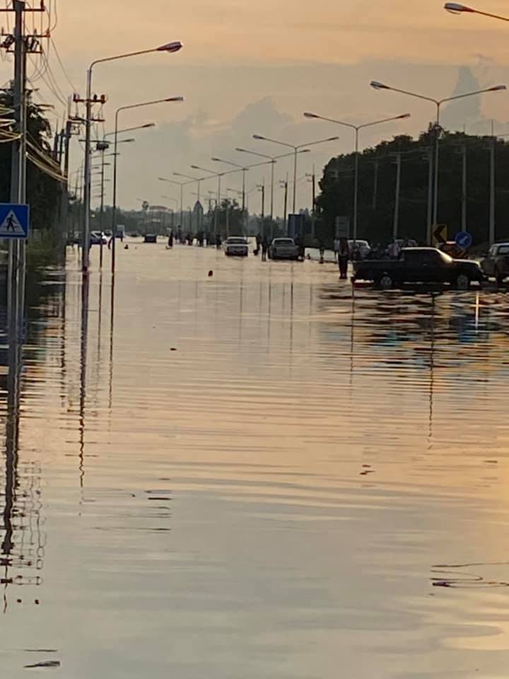 น้ำท่วมกระทบหนัก!! สมจิตร บ่อทอง รับบริจาคน้ำ หลังขาดน้ำดื่ม-น้ำใช้ประจำวัน 