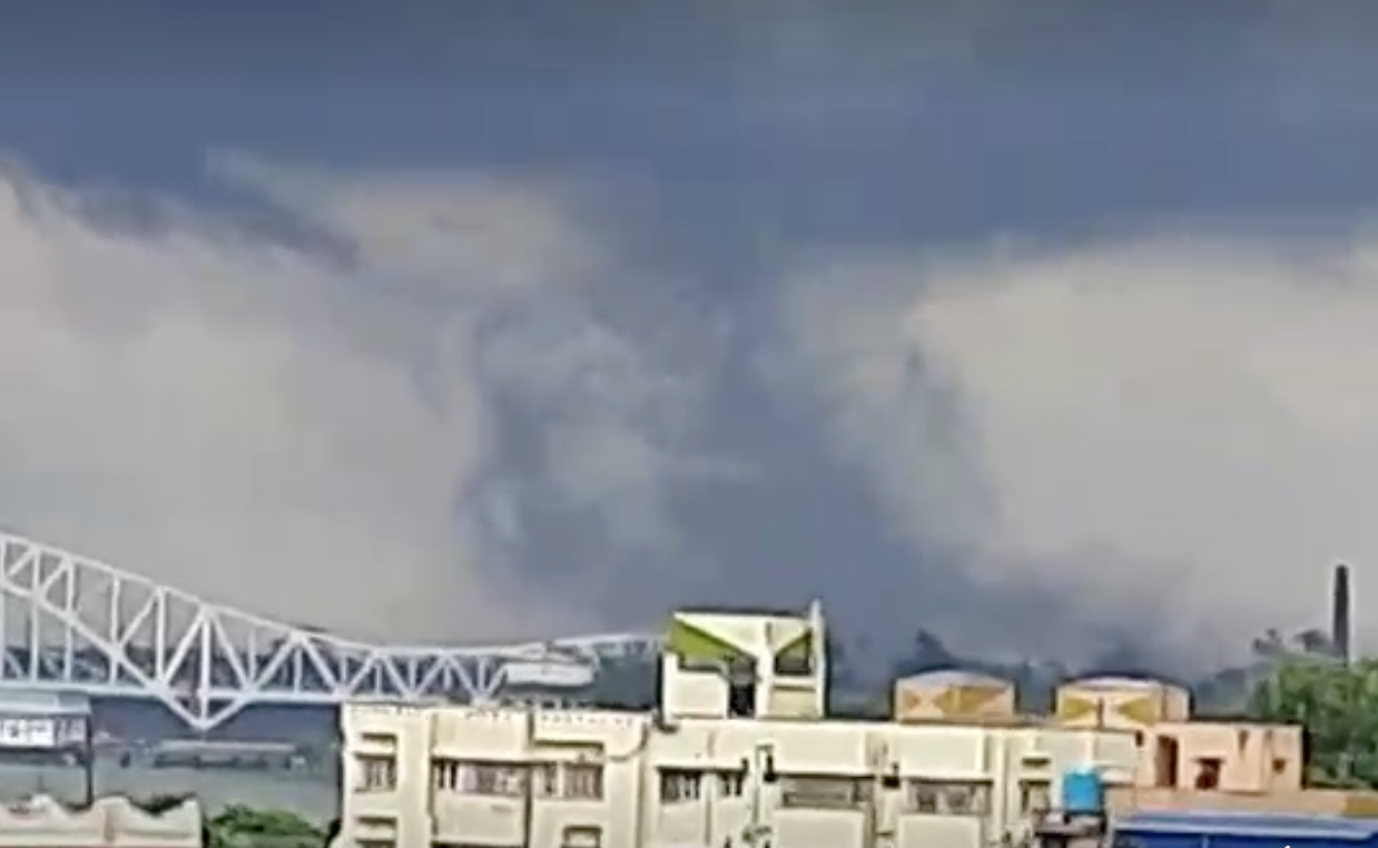 โซเชียลแพร่ภาพสุดสะพรึง “ทอร์นาโด” ลูกใหญ่พัดถล่มอินเดีย