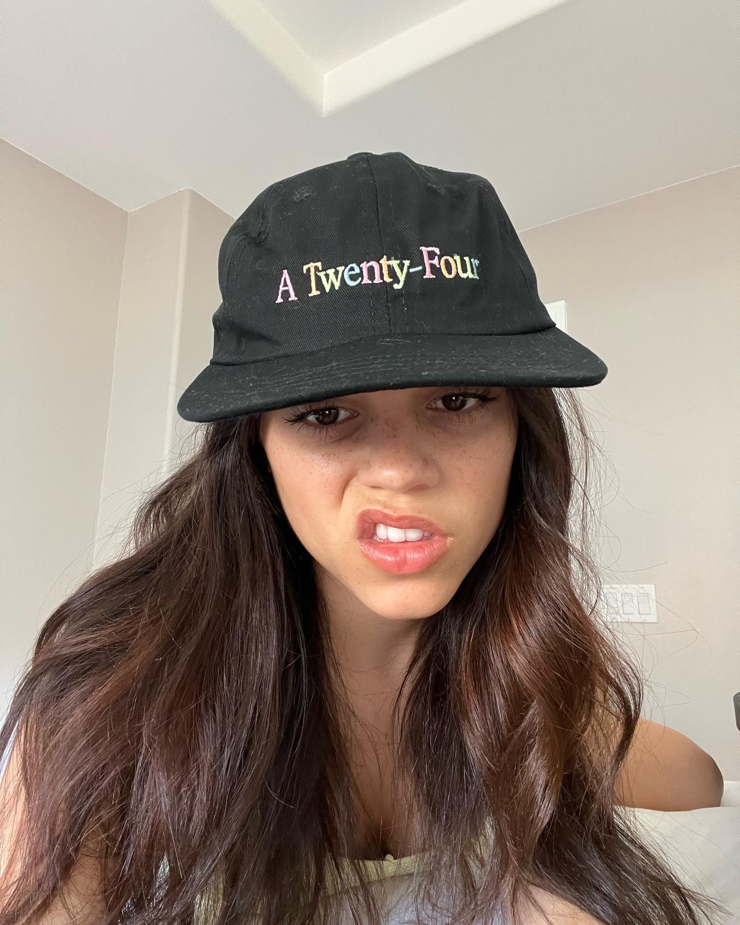  แฟนคลับ Wednesday ช็อค “Jenna Ortega” สูบบุหรี่ [มีคลิป] 