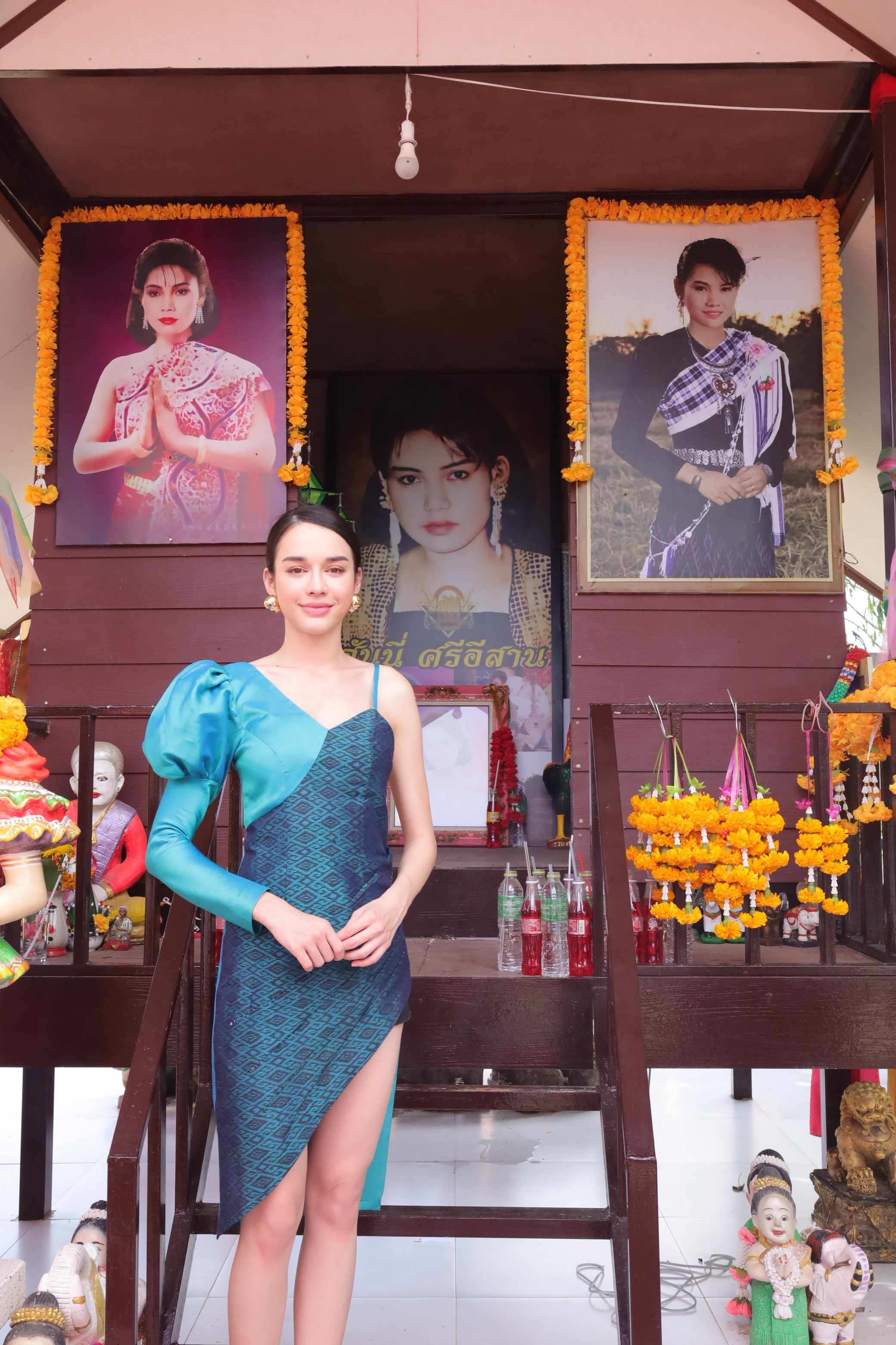 “สกาย มาเรีย” สัมผัสจิตกับ “แม่ฮันนี่ ศรีอีสาน” ขณะรำถวาย ไหว้ขอพร “สกาย มาเรีย” สัมผัสจิตกับ “แม่ฮันนี่ ศรีอีสาน” ขณะรำถวาย ไหว้ขอพร