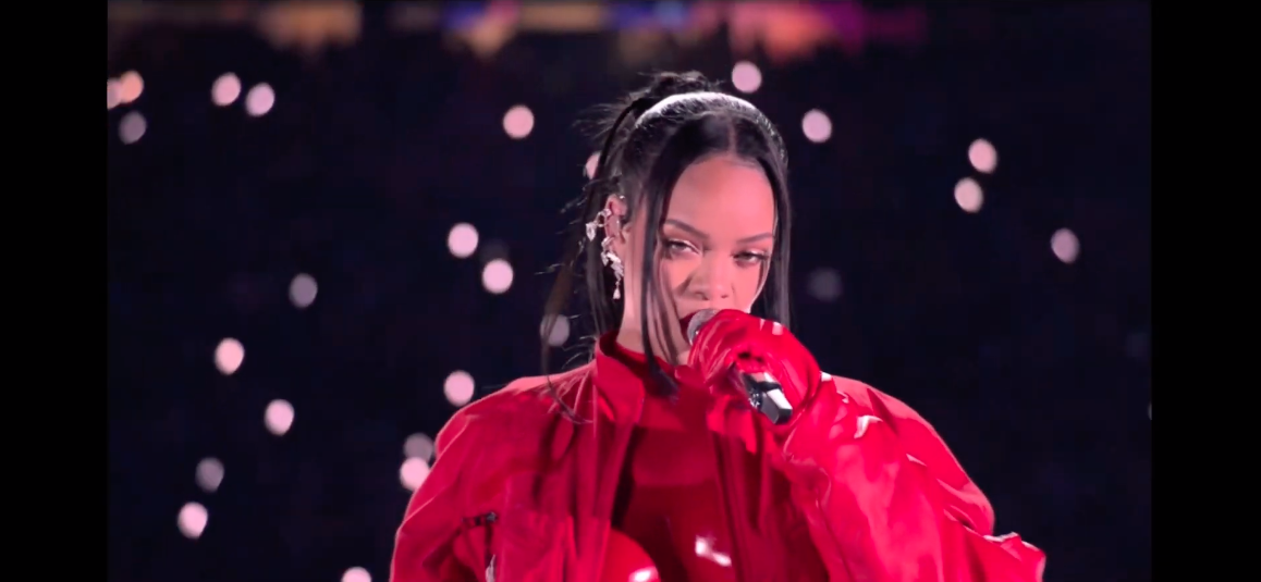 'ริฮานน่า' คัมแบ็ก!! คืนเวทีรอบ7ปี โชว์พักครึ่ง Super Bowl ลุคสีแดงเพลิง 'ริฮานน่า' คัมแบ็ก!! คืนเวทีรอบ7ปี โชว์พักครึ่ง Super Bowl ลุคสีแดงเพลิง