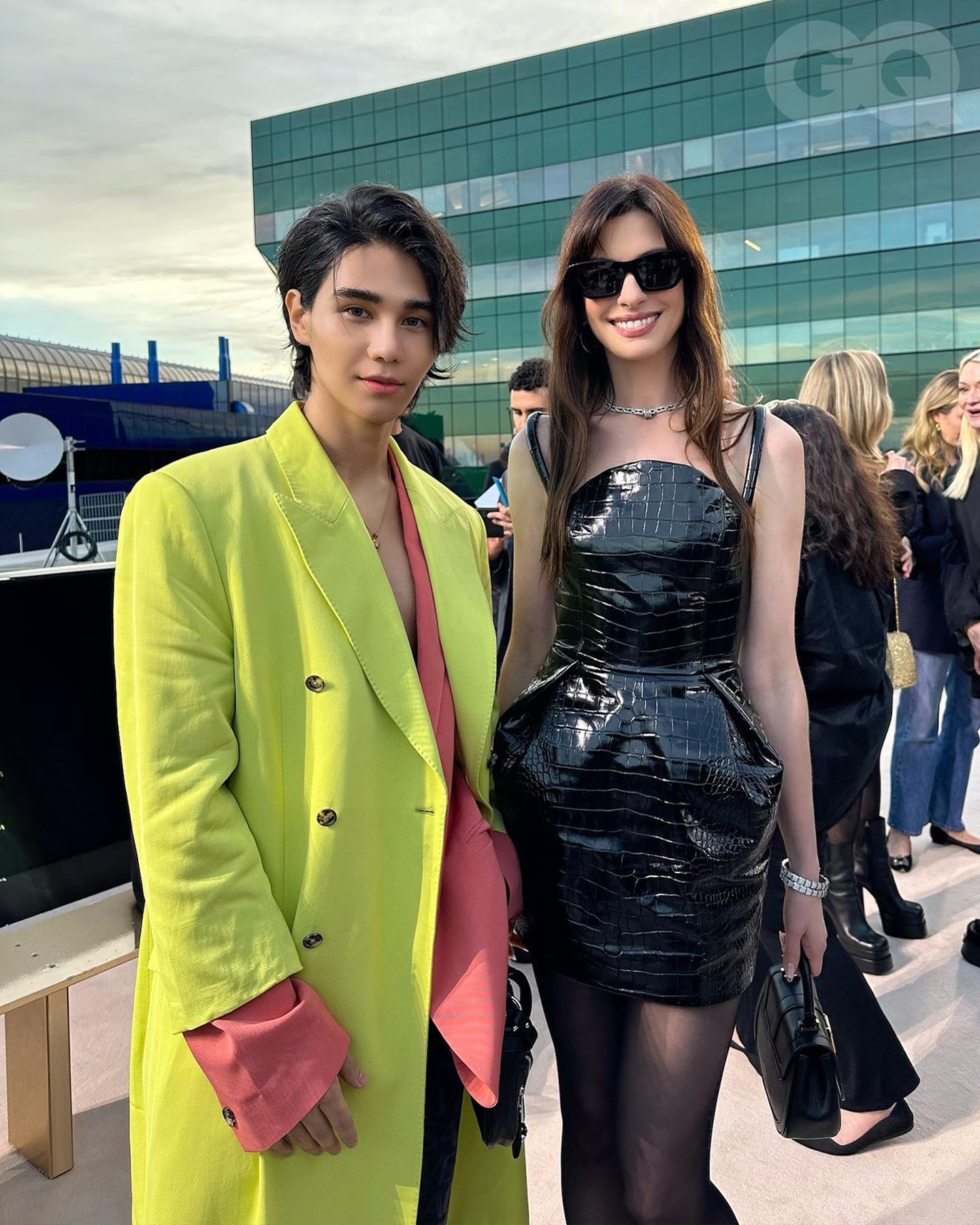 เจเจ - เจฟ ซาเตอร์ ร่วมงานแฟชั่นโชว์ Versace กระทบไหล่เซเลบดัง Anne Hathaway - Paris Hilton