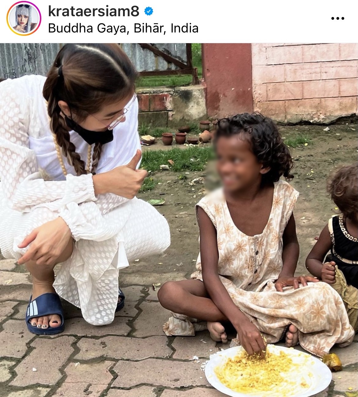กระแต แจกเงินให้กับผู้ยากไร้ 1 แสน พร้อมแชร์ประสบการณ์ฏิบัติธรรมที่อินเดีย