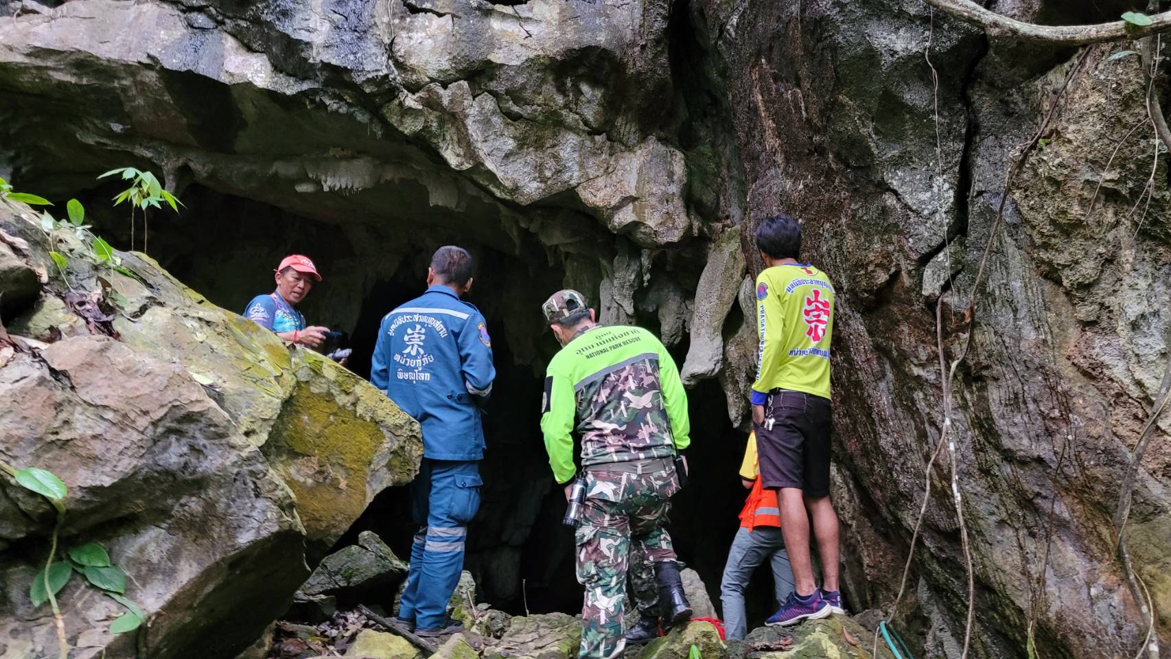 แม่ทัพภาคที่ 3 สั่งการเร่งช่วยเหลือพระภิกษุติดถ้ำ แม่ทัพภาคที่ 3 สั่งการเร่งช่วยเหลือพระภิกษุติดถ้ำ