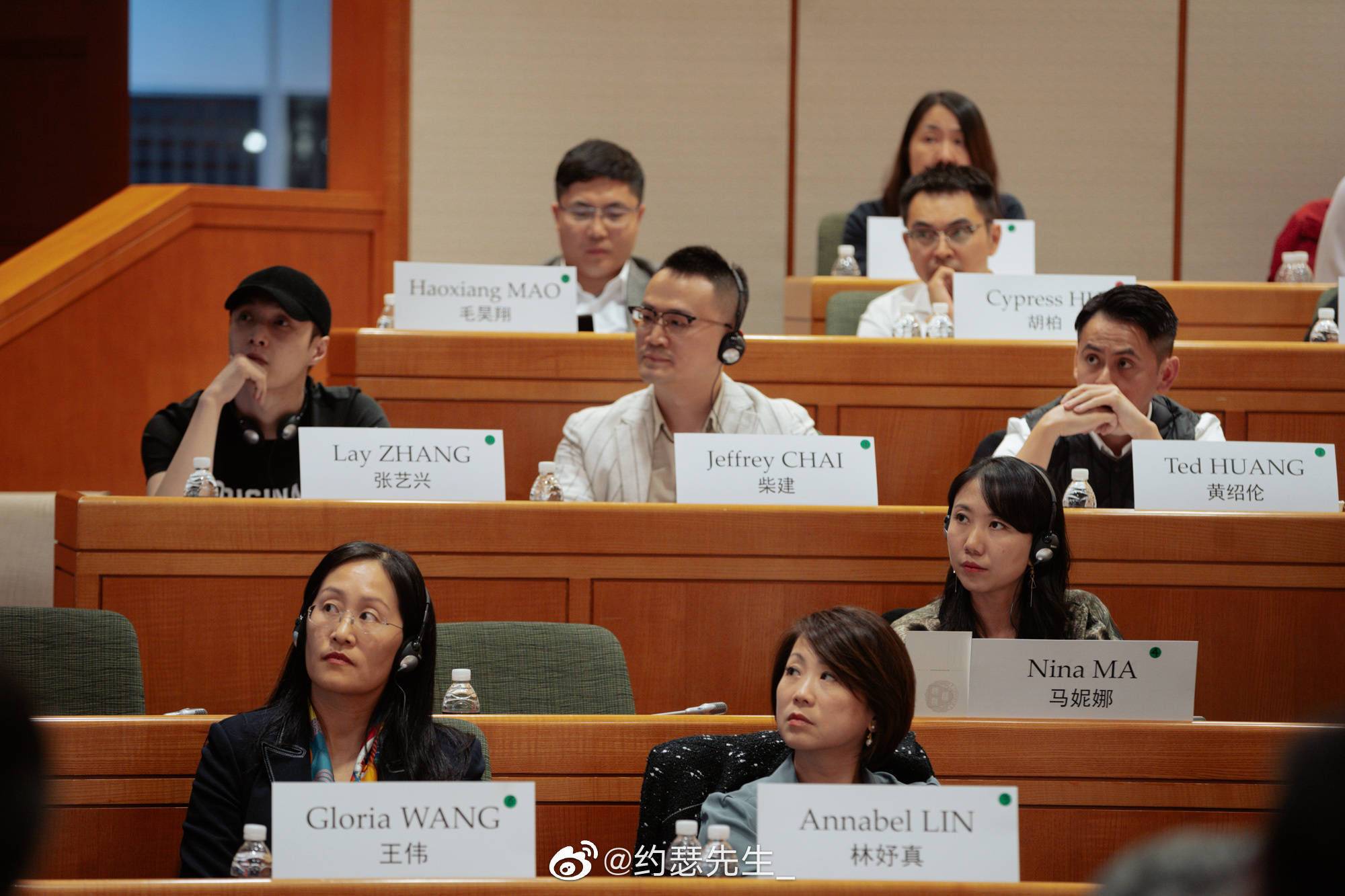 แฟนๆชื่นชม เลย์ EXO เข้าเรียนในคลาสสถาบัน Harvard Center ในเซี่ยงไฮ้ แฟนๆชื่นชม เลย์ EXO เข้าเรียนในคลาสสถาบัน Harvard Center ในเซี่ยงไฮ้