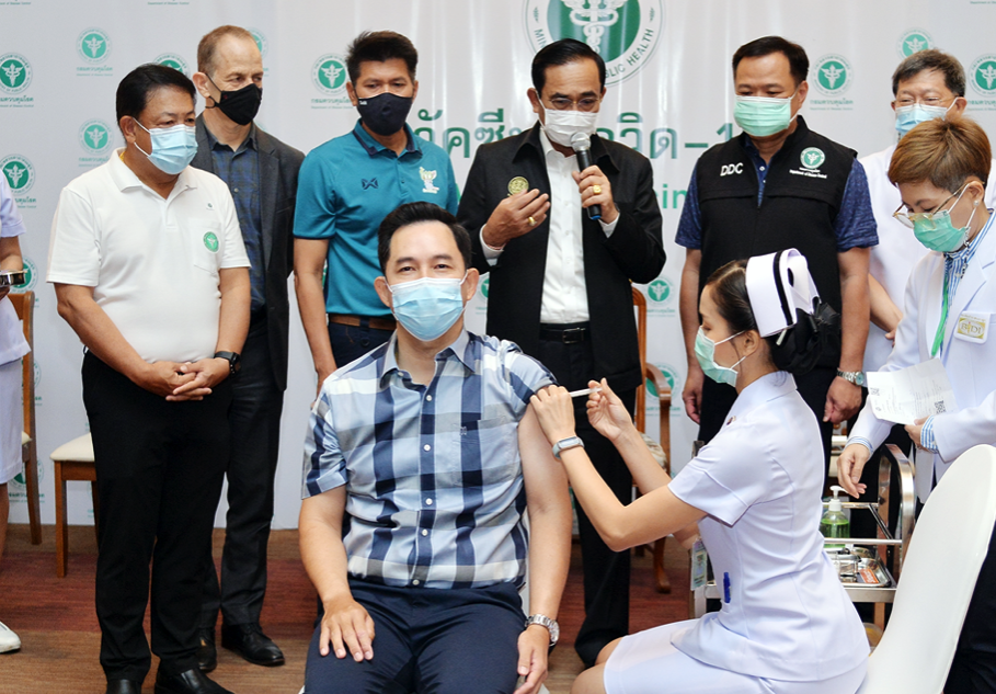 นาทีประวัติศาสตร์! นพ.ยงฉีดวัคซีนโควิด 19 เข็มแรกให้ ‘อนุทิน’ นาทีประวัติศาสตร์! นพ.ยงฉีดวัคซีนโควิด 19 เข็มแรกให้ ‘อนุทิน’