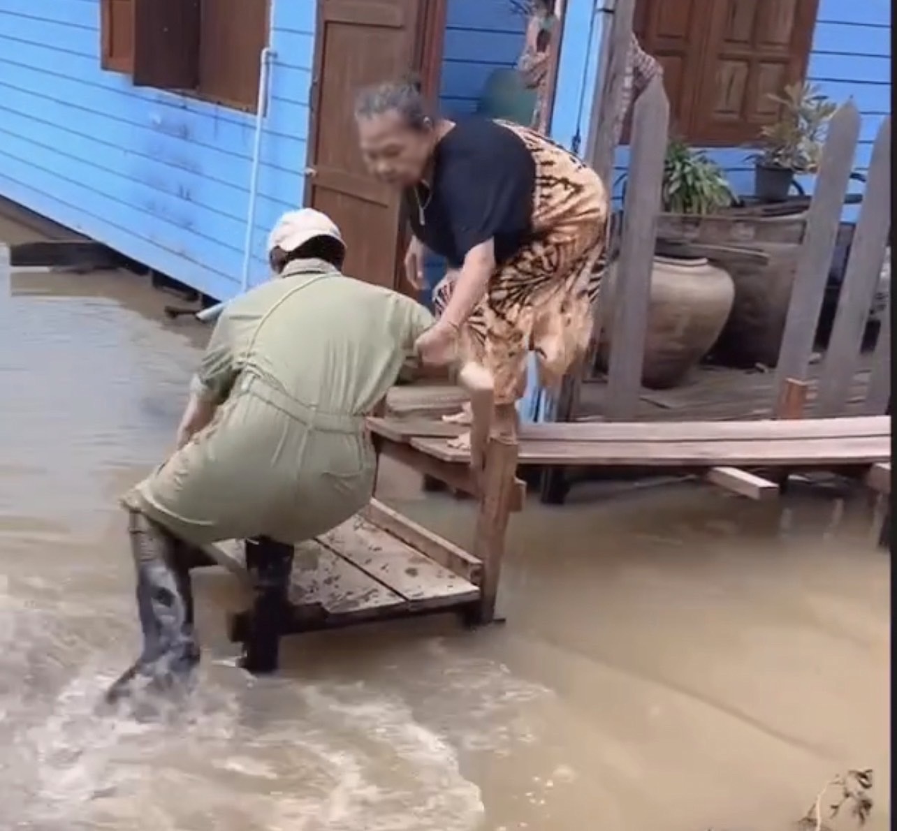 บอย โพสต์คลิปนาทีชีวิต เจี๊ยบ หวิดพลาดตกน้ำป๋อมแป๋ม...