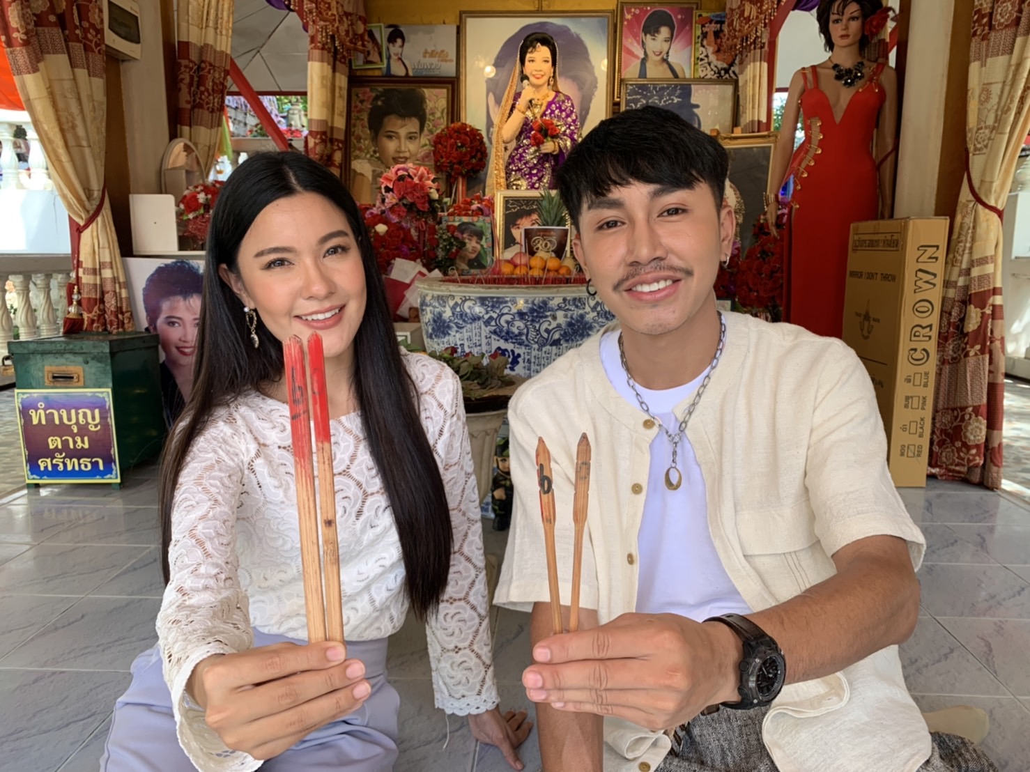 เปิดใจ “ตรี ชัยณรงค์” เข้าสักการะ “แม่ผึ้ง พุ่มพวง” รำลึกครบรอบ 30 ปีที่จากไป