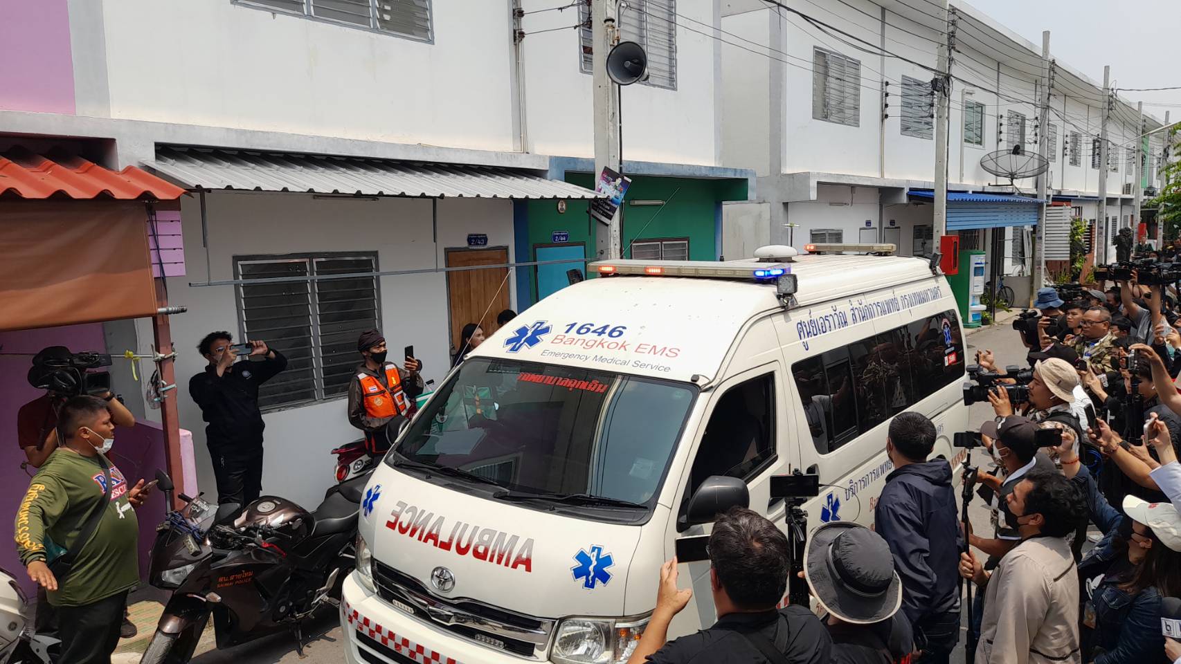 รวบแล้ว! ชายคลั่ง “กราดยิงสายไหม” หลังคุมสถานการณ์นาน 26 ชม. รวบแล้ว! ชายคลั่ง “กราดยิงสายไหม” หลังคุมสถานการณ์นาน 26 ชม.