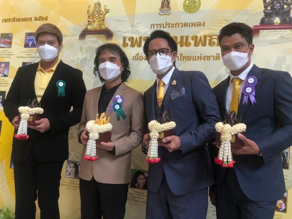 ตื้นตันจนต้องกลั้นน้ำตา ครูสลา เผยนาที พี่เบิร์ด คุกเข่ามอบพวงมาลัย ตื้นตันจนต้องกลั้นน้ำตา ครูสลา เผยนาที พี่เบิร์ด คุกเข่ามอบพวงมาลัย