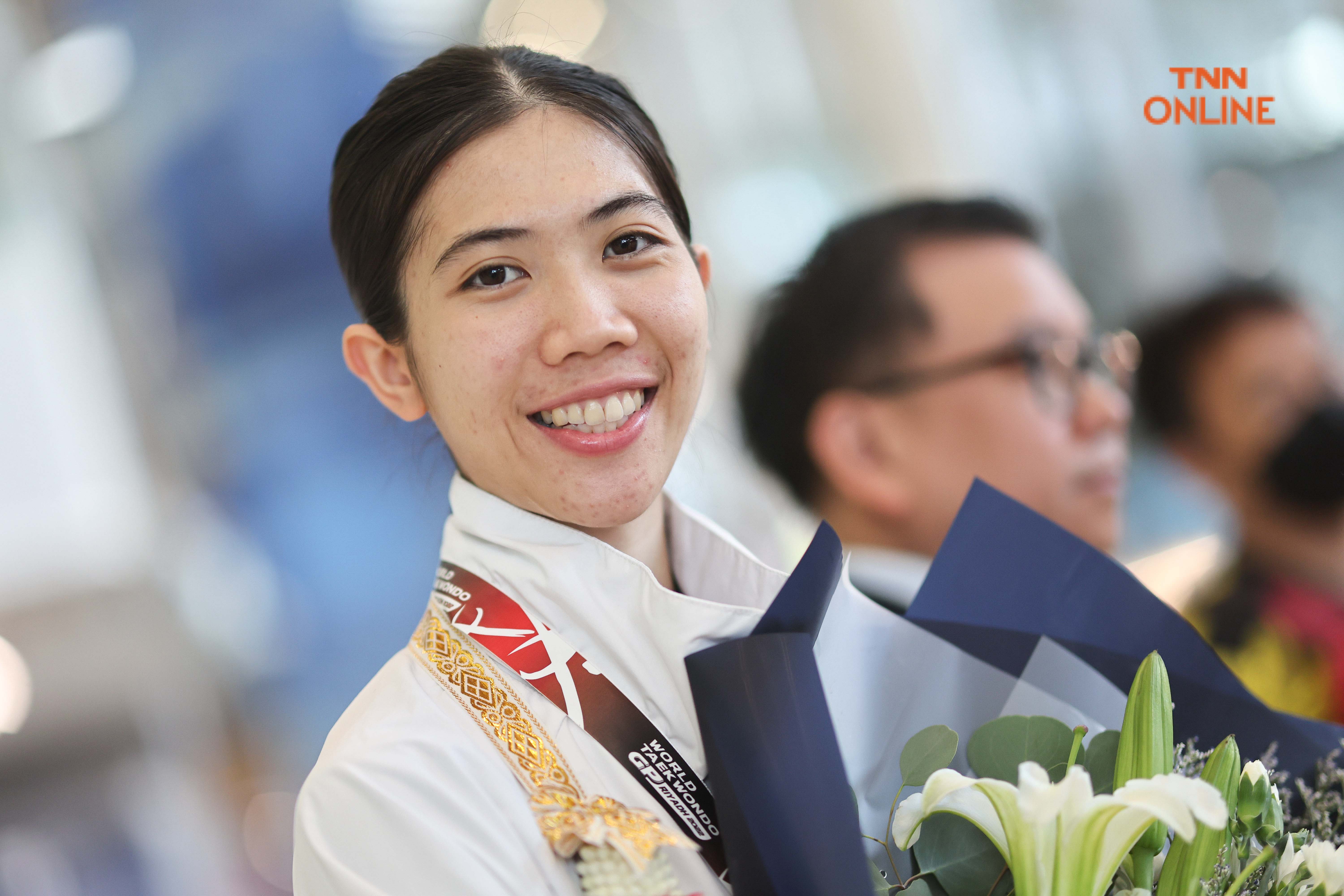 น้องเทนนิสเดินทางกลับถึงไทย พร้อมคว้ารางวัลนักกีฬาเทควันโดหญิงยอดเยี่ยมแห่งปี น้องเทนนิสเดินทางกลับถึงไทย พร้อมคว้ารางวัลนักกีฬาเทควันโดหญิงยอดเยี่ยมแห่งปี