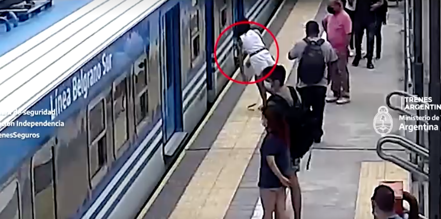เปิดนาทีระทึก!สาวตกลงไปในช่องชานชาลารถไฟกำลังวิ่ง รอดปาฏิหาริย์ 