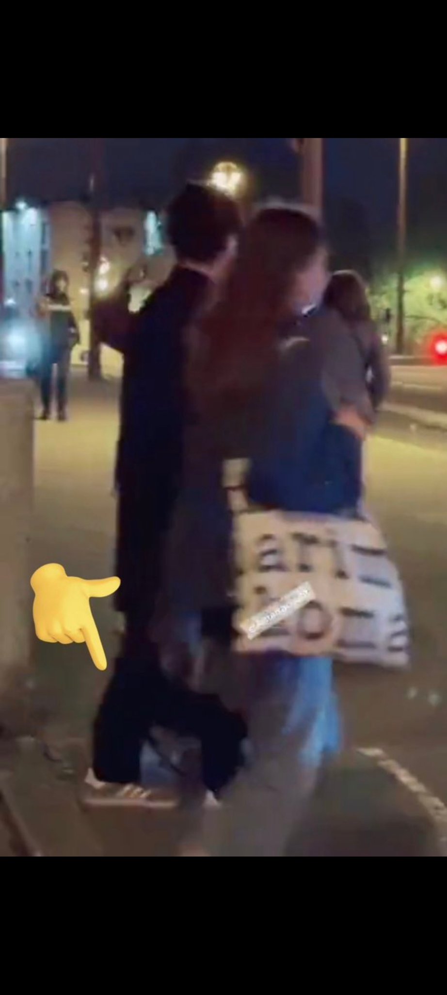 โซเชียลระส่ำอีก!! แห่แชร์ภาพหนุ่มสาวจูงมือเดตริมแม่น้ำที่ปารีส คาดเป็น 2 ศิลปินเคป็อปตัวท็อป