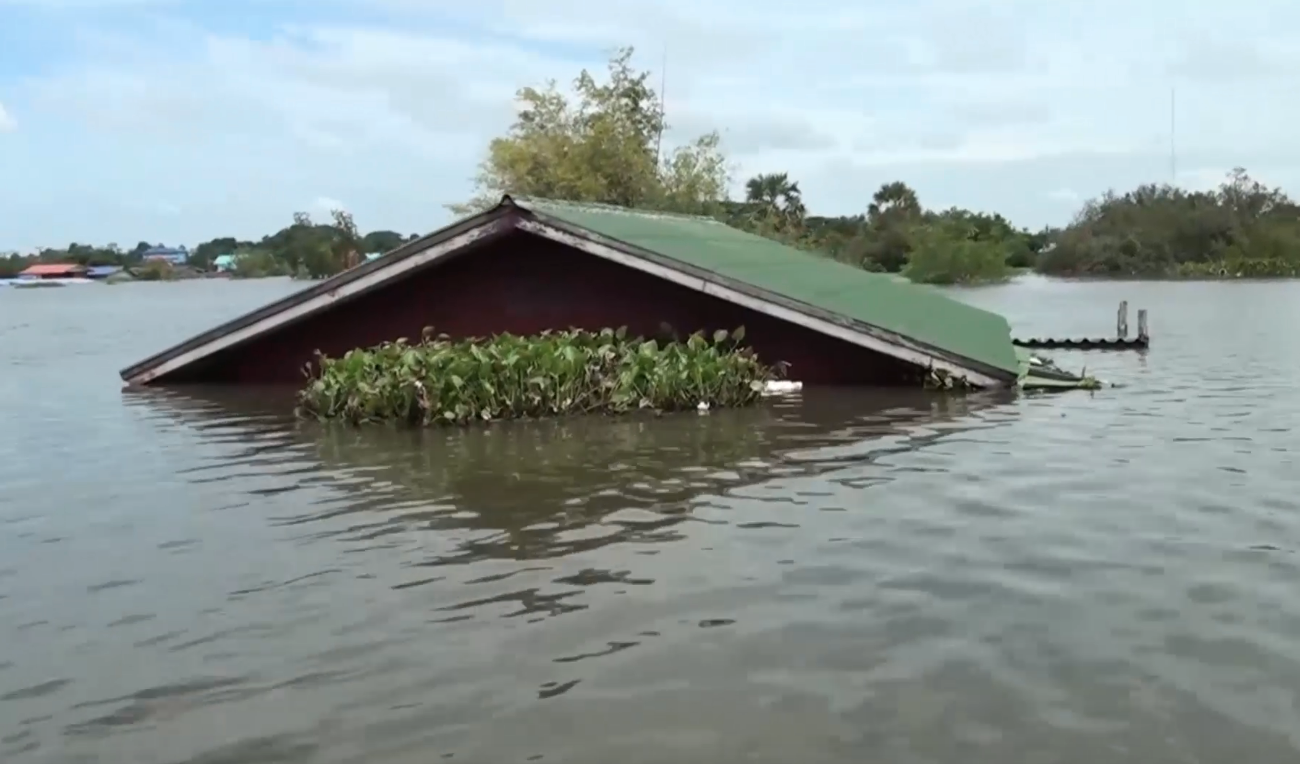 อุบลฯน้ำท่วม สูงถึงบ้านชั้น 2 จมบาดาล 19 อำเภอ อพยพกว่า 2 หมื่นราย อุบลฯน้ำท่วม สูงถึงบ้านชั้น 2 จมบาดาล 19 อำเภอ อพยพกว่า 2 หมื่นราย