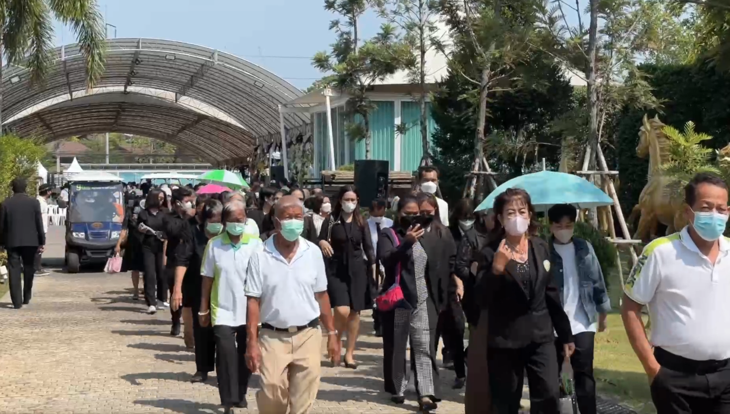 นักการเมือง-ชาวปากน้ำร่วมพิธีรดน้ำศพ ‘เอ๋ ชนม์สวัสดิ์’ 