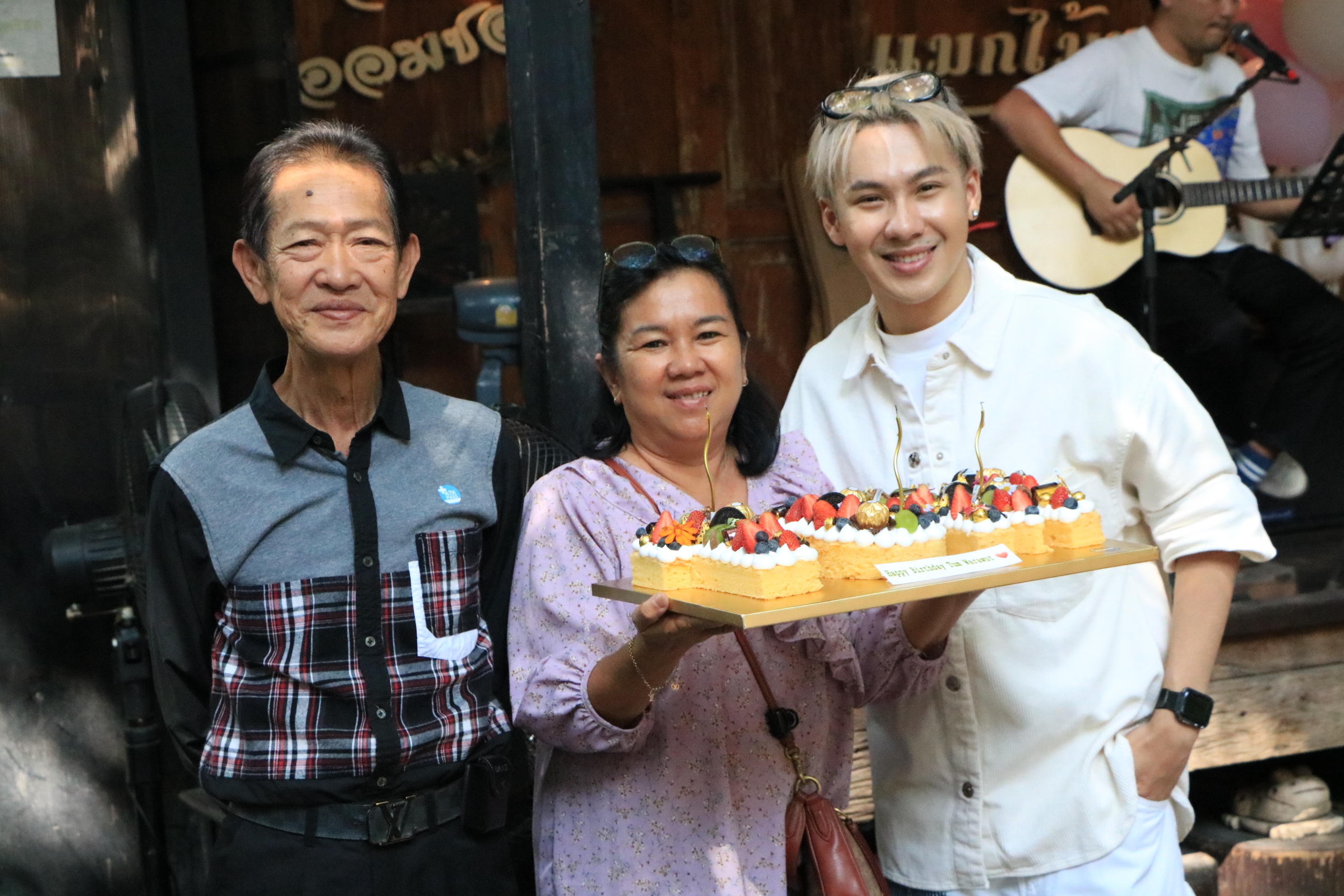 “ตั้ม-วราวุธ” ควงพ่อแม่และแฟนคลับ ร่วมทำบุญวันเกิดอายุครบ 29 ปี “ตั้ม-วราวุธ” ควงพ่อแม่และแฟนคลับ ร่วมทำบุญวันเกิดอายุครบ 29 ปี
