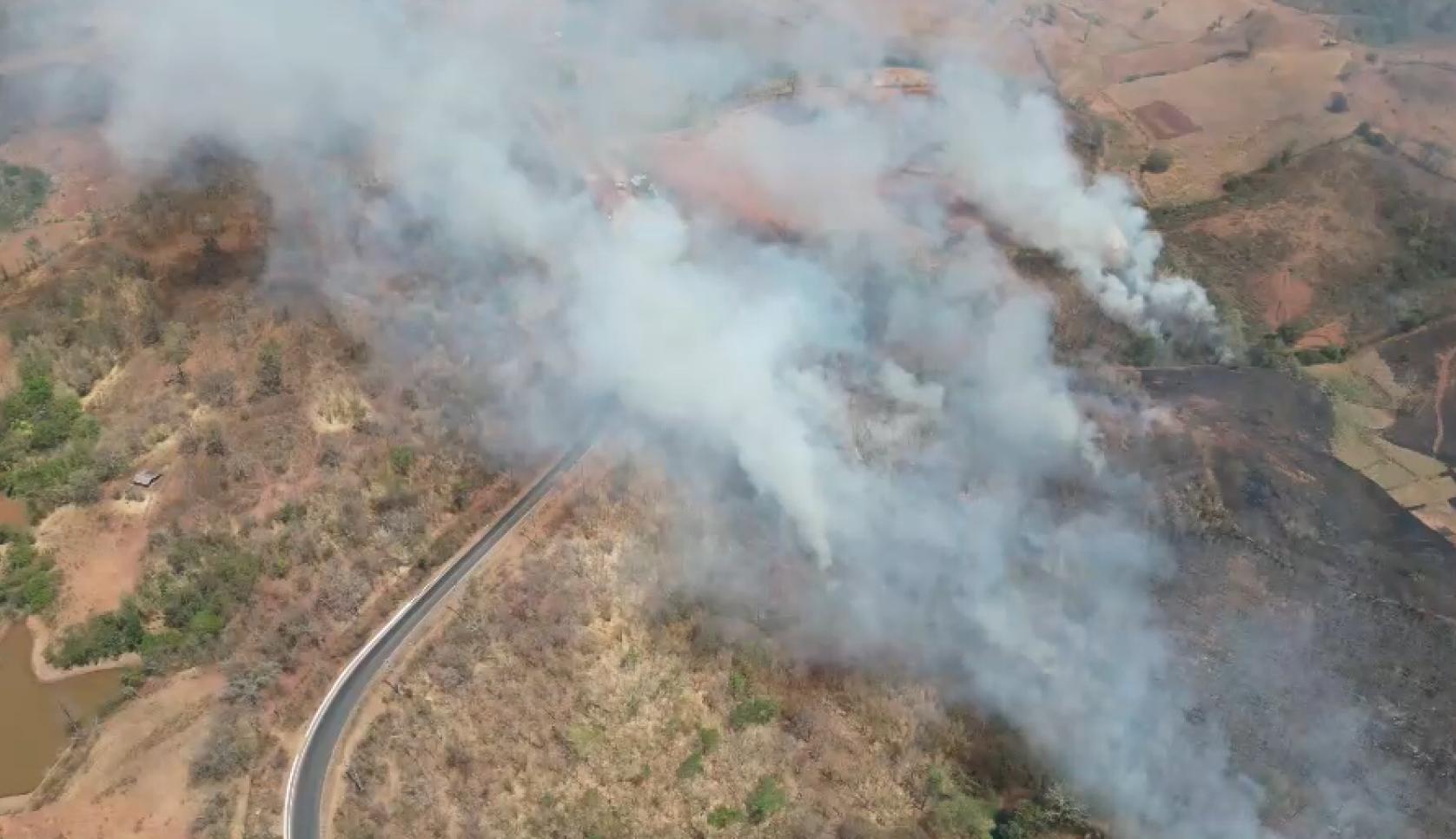 ไฟป่าพิษณุโลก ไหม้ยกภูเขาในอ.บ่อโพธิ์ จนท.เร่งดับ ไฟป่าพิษณุโลก ไหม้ยกภูเขาในอ.บ่อโพธิ์ จนท.เร่งดับ