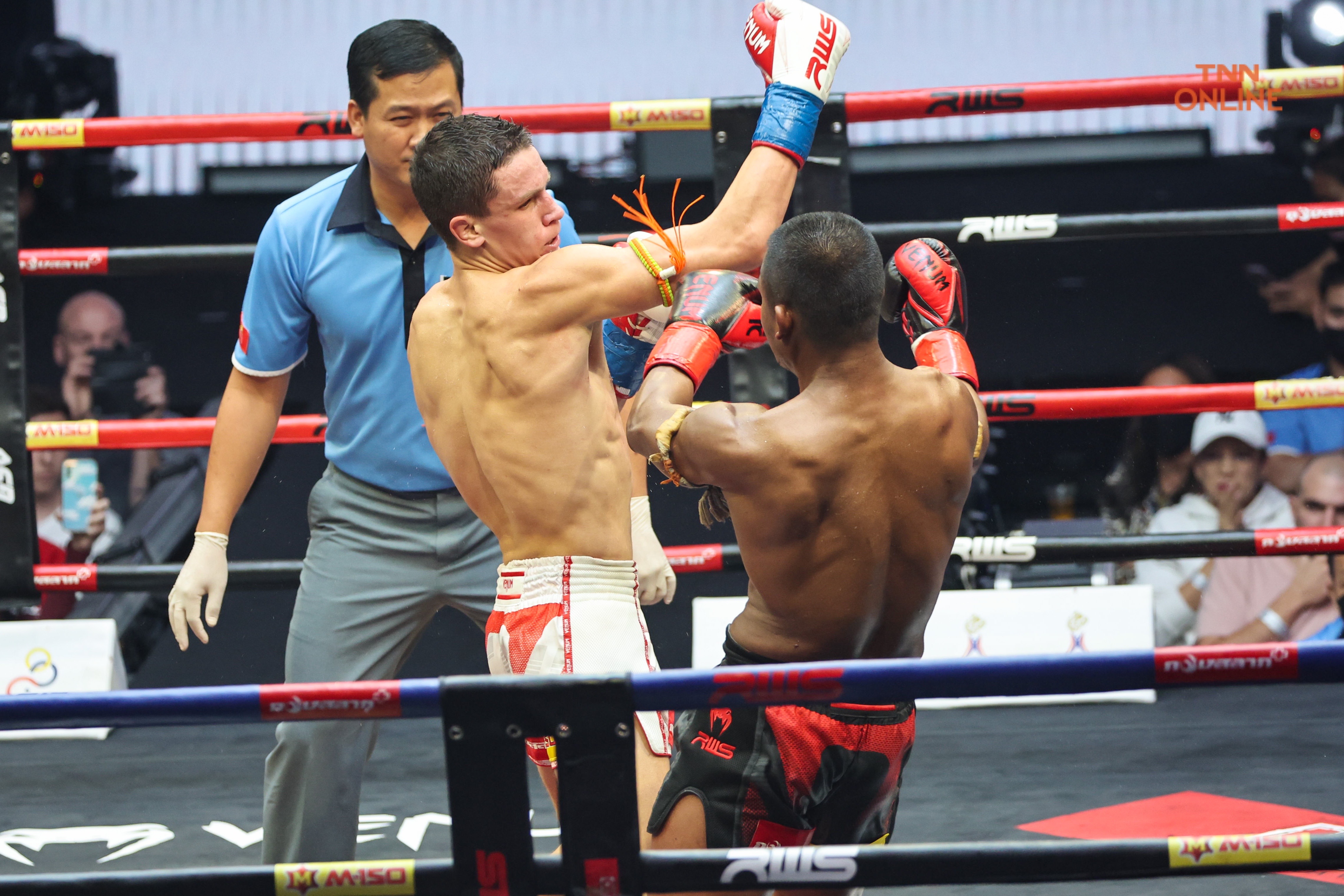 มวยมันส์ส่งท้ายปี บัวขาว-เยฟิเมนโก้ มีดีทั้งคู่ต่อยครบ 3 ยก มวยมันส์ส่งท้ายปี บัวขาว-เยฟิเมนโก้ มีดีทั้งคู่ต่อยครบ 3 ยก