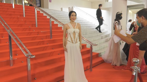 “น้ำเพชร” ใส่ชุดแหวก เดินพรมแดง พร้อมอัปเดตคดีความ  (มีคลิป)