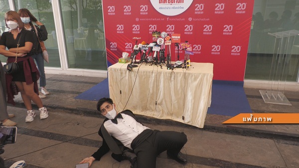 “แม็กซ์” หลั่งน้ำตาคุกเข่าขอโทษ ฟาก “เอ็มมี่” เดือด ถ้าไม่ฟ้องจะขอโทษไหม (มีคลิป) “แม็กซ์” หลั่งน้ำตาคุกเข่าขอโทษ ฟาก “เอ็มมี่” เดือด ถ้าไม่ฟ้องจะขอโทษไหม (มีคลิป)