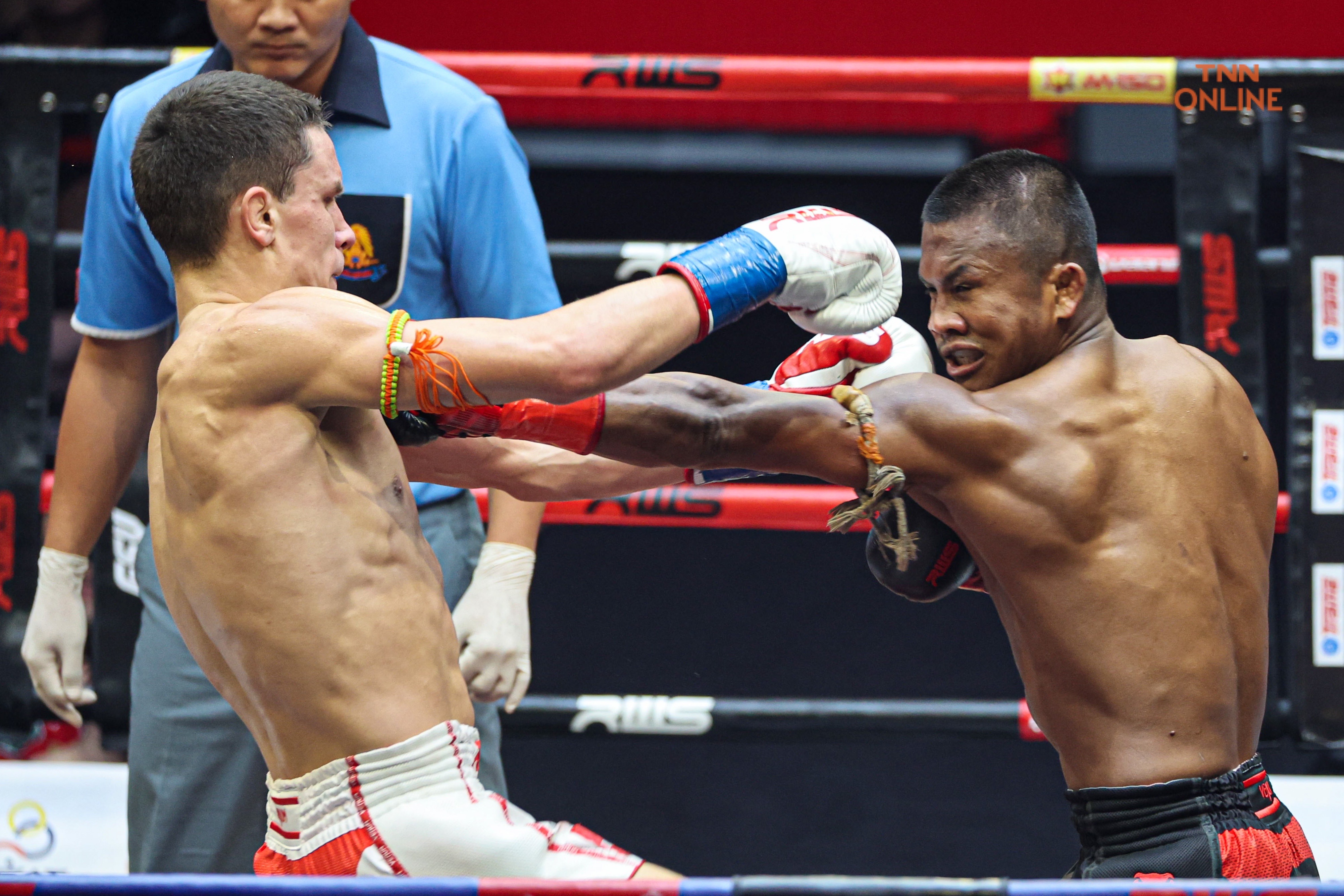 มวยมันส์ส่งท้ายปี บัวขาว-เยฟิเมนโก้ มีดีทั้งคู่ต่อยครบ 3 ยก มวยมันส์ส่งท้ายปี บัวขาว-เยฟิเมนโก้ มีดีทั้งคู่ต่อยครบ 3 ยก