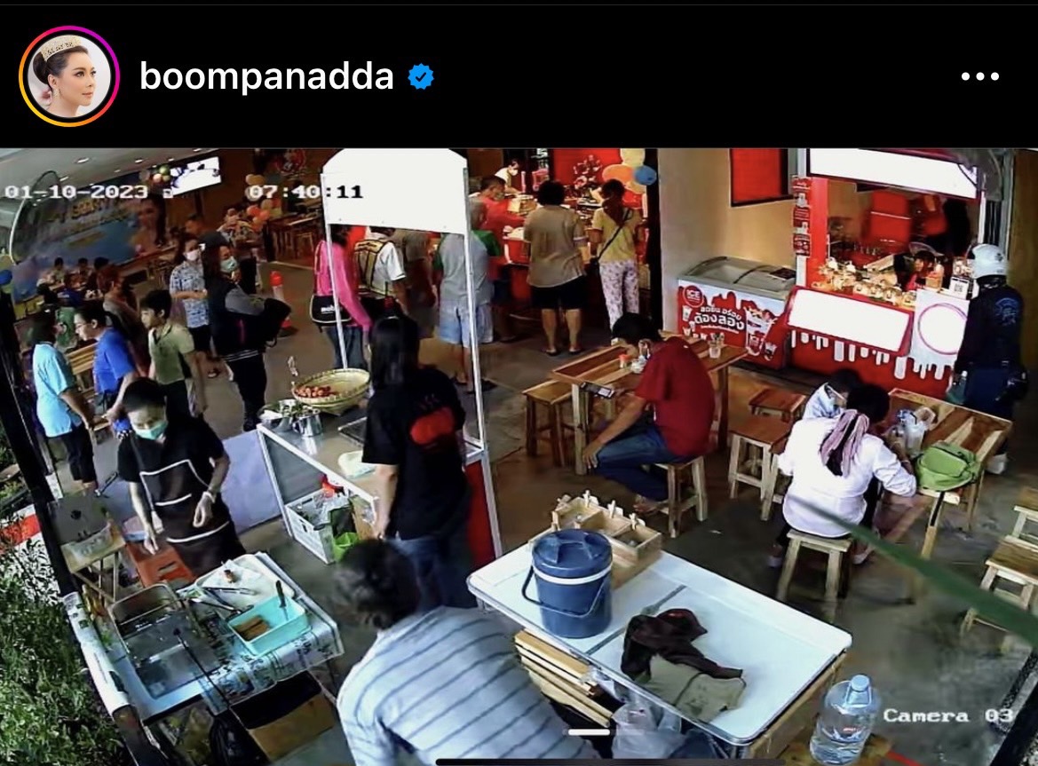 คนต่อแถวยาว บุ๋ม ปนัดดา เปิดร้านข้าวแกงให้ทานฟรีในวัดเกิด!