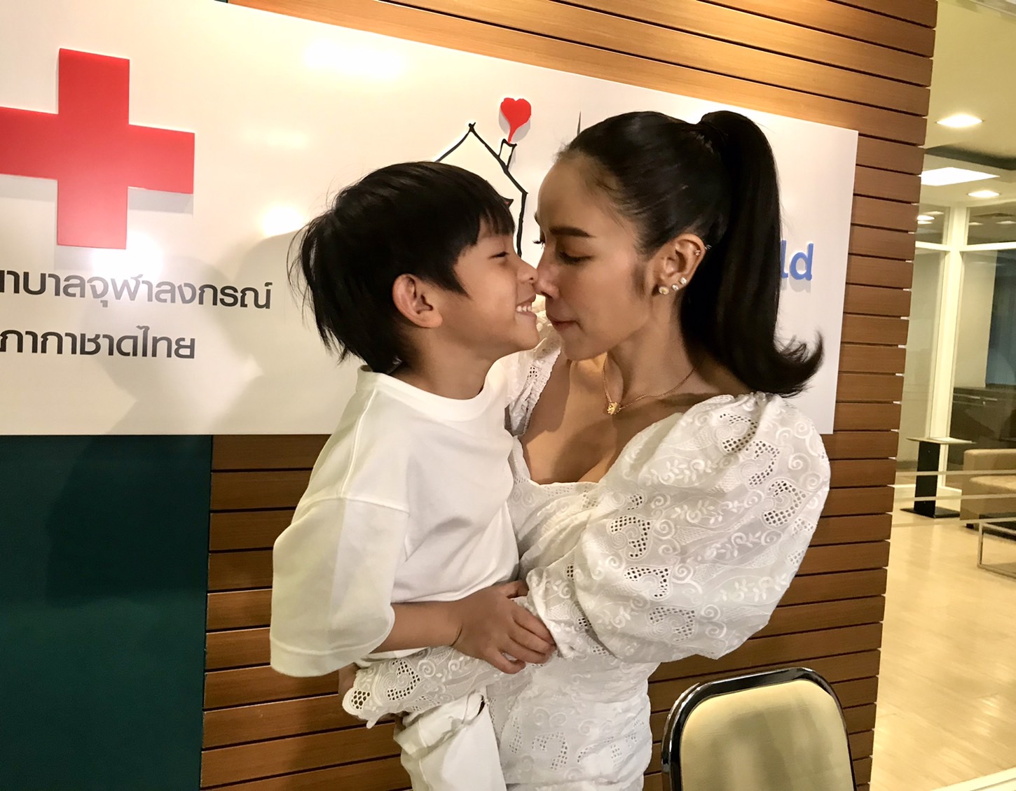 แพท ณปภา หายห่วง คุณแม่ อาการดีขึ้นแล้ว ลั่น ยังไหว แม้ค่าใช้จ่ายสูง แพท ณปภา หายห่วง คุณแม่ อาการดีขึ้นแล้ว ลั่น ยังไหว แม้ค่าใช้จ่ายสูง