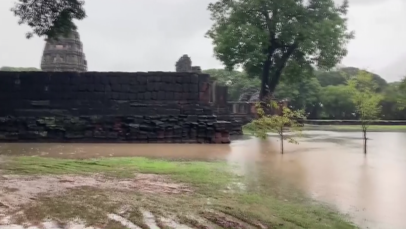 ‘พายุโนรู’เติมลำน้ำมูล ทะลักท่วมปราสาทหินพิมาย-บ้านปชช.ริมน้ำ ‘พายุโนรู’เติมลำน้ำมูล ทะลักท่วมปราสาทหินพิมาย-บ้านปชช.ริมน้ำ