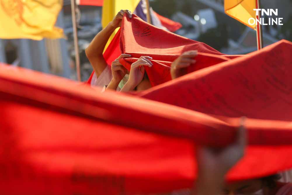 ห่มผ้าแดงภูเขาทอง ประชาชนร่วมพิธีบุญคึกคัก ห่มผ้าแดงภูเขาทอง ประชาชนร่วมพิธีบุญคึกคัก