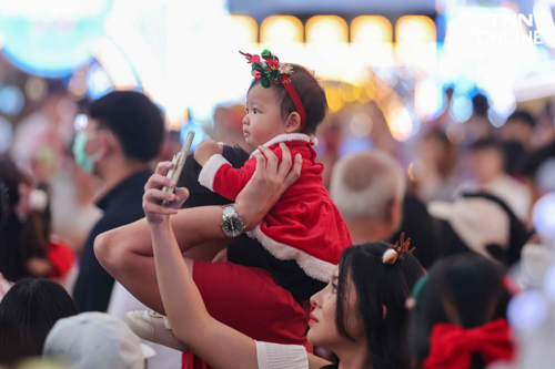 เอาใจเด็กวันคริสต์มาส ลุงซานต้าโผล่สร้างสีสันใจกลางเมือง