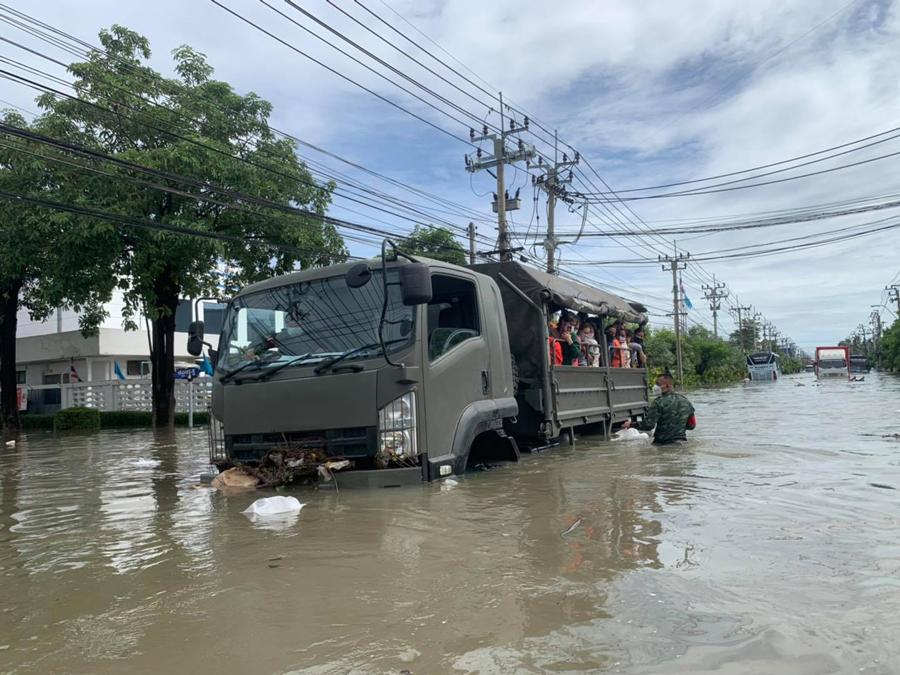 เปิดภาพ นิคมฯบางปู น้ำท่วมสูง จนท.เข้าช่วยรับ-ส่งปชช. เปิดภาพ นิคมฯบางปู น้ำท่วมสูง จนท.เข้าช่วยรับ-ส่งปชช.
