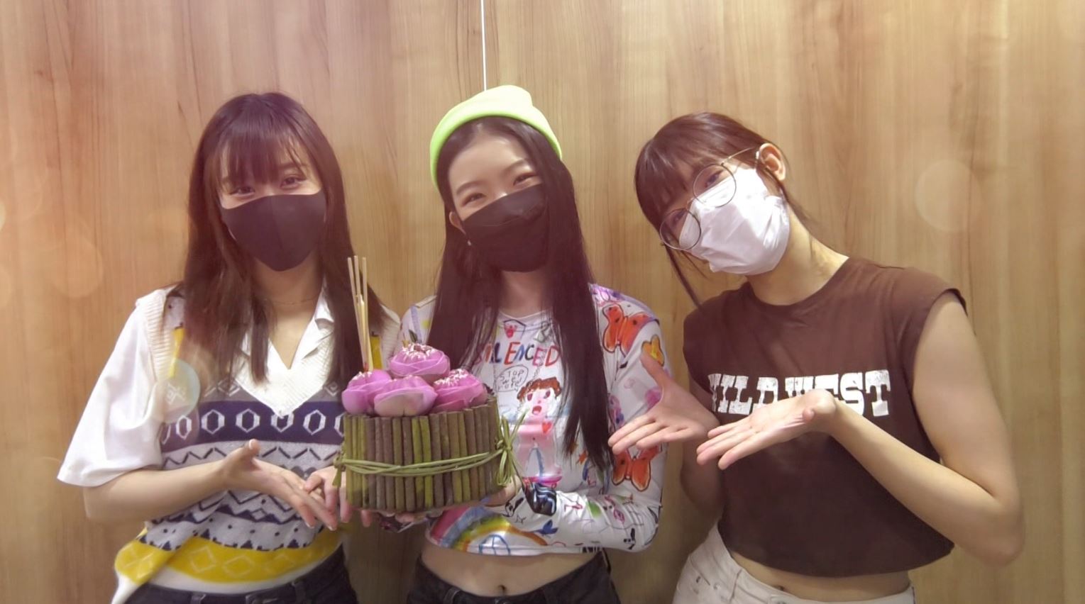 3 สาว BNK48 วี-สตางค์-แพนด้า ชวนประดิษฐ์กระทงสุดว้าว!!