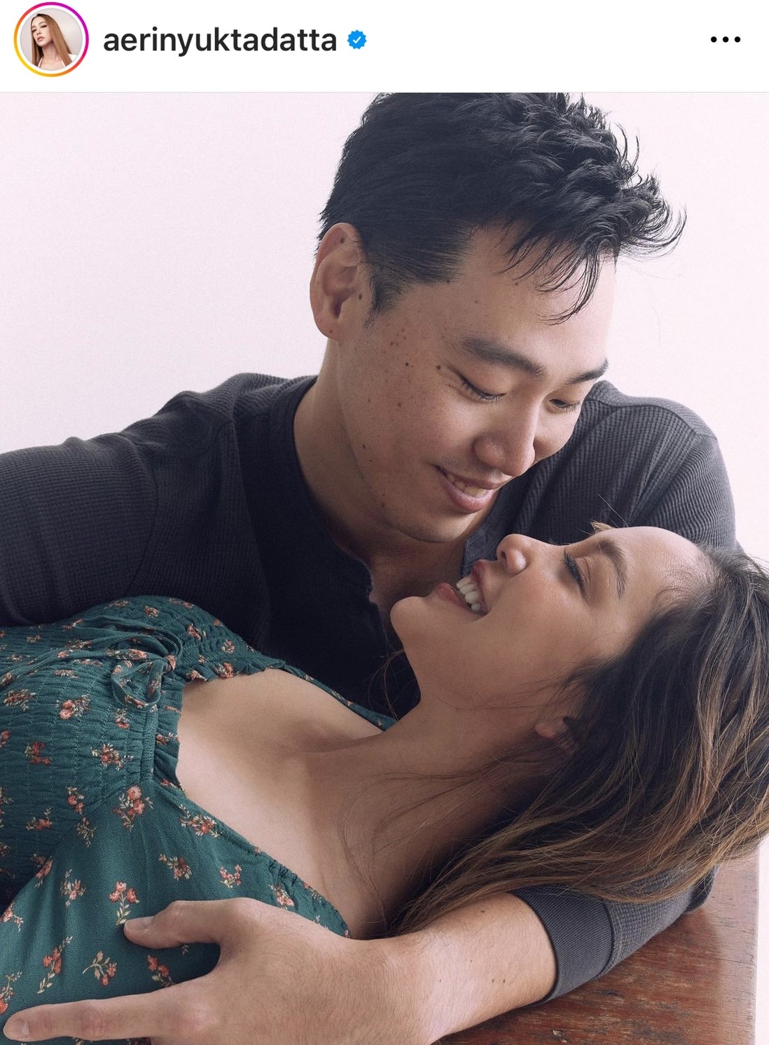 ตั๊ก บงกช ร่วมยินดีโพสต์การ์ดแต่งงาน แอริน-เบญ