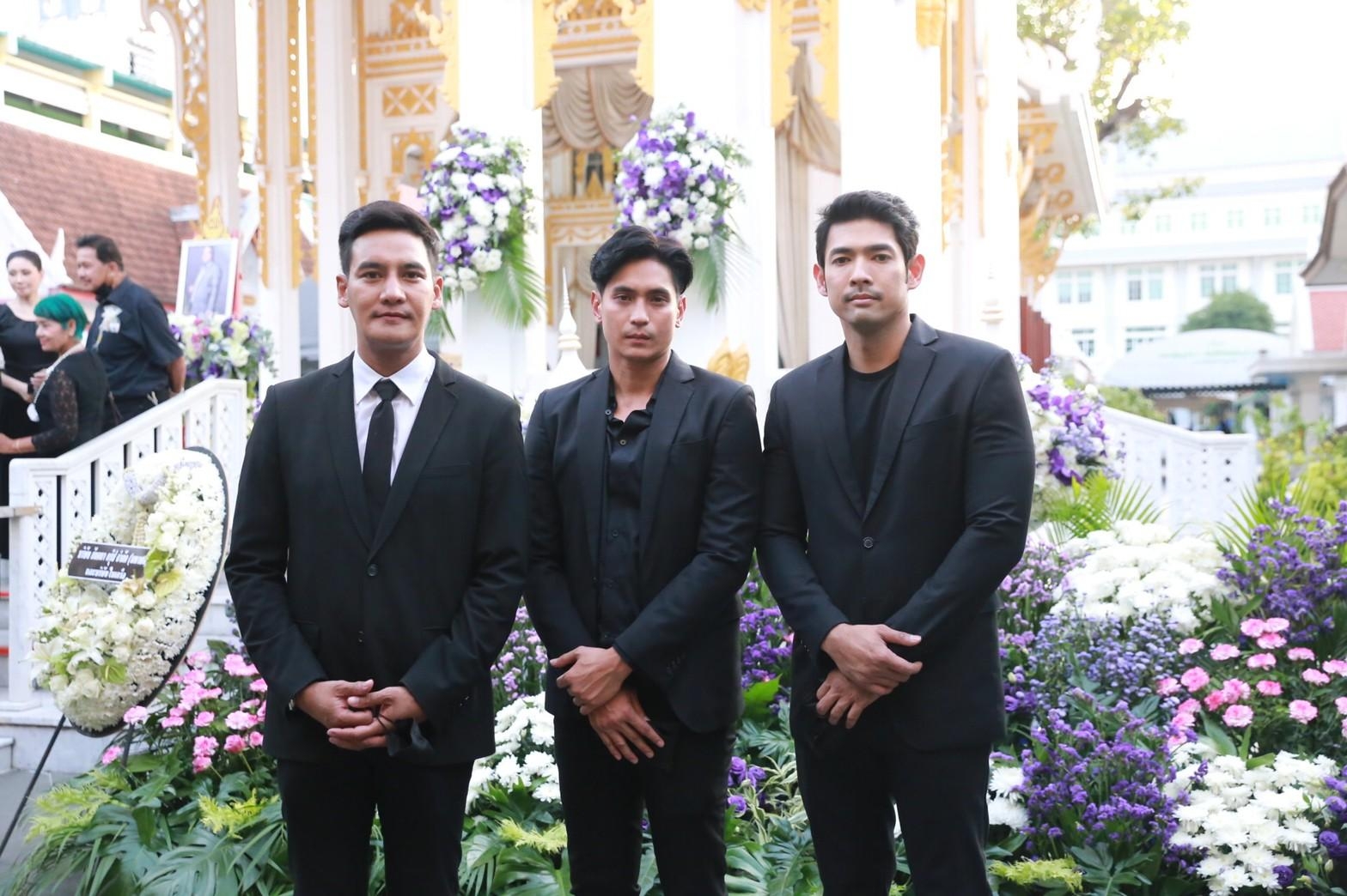 คนบันเทิงร่วมพิธีฌาปนกิจ “ต๊ะ นิรัตติศัย กัลย์จาฤก”