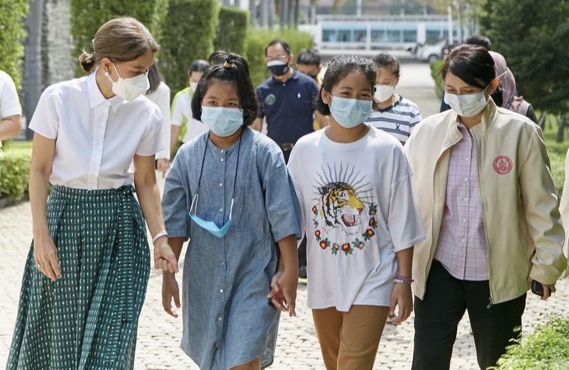 น้องกระปุก-น้องออมสิน ที่เสียแม่จากโควิด ย้ายอยู่ครอบครัวใหม่ เอ๋ ชนม์สวัสดิ์-ตู่ อุปถัมภ์ น้องกระปุก-น้องออมสิน ที่เสียแม่จากโควิด ย้ายอยู่ครอบครัวใหม่ เอ๋ ชนม์สวัสดิ์-ตู่ อุปถัมภ์