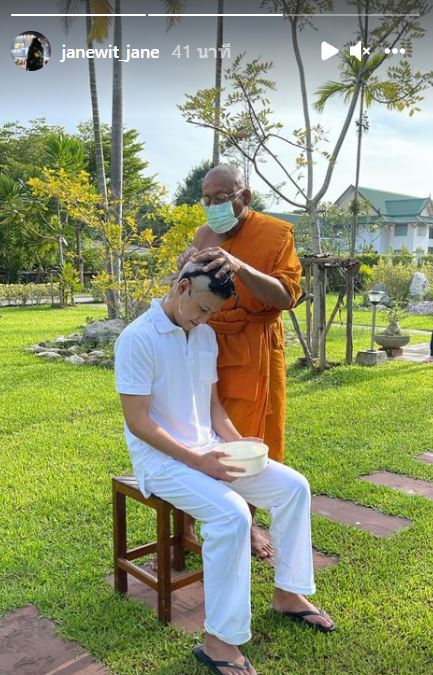 สิงโต ปราชญา เข้าพิธีอุปสมบท บวชทดแทนผู้มีพระคุณ