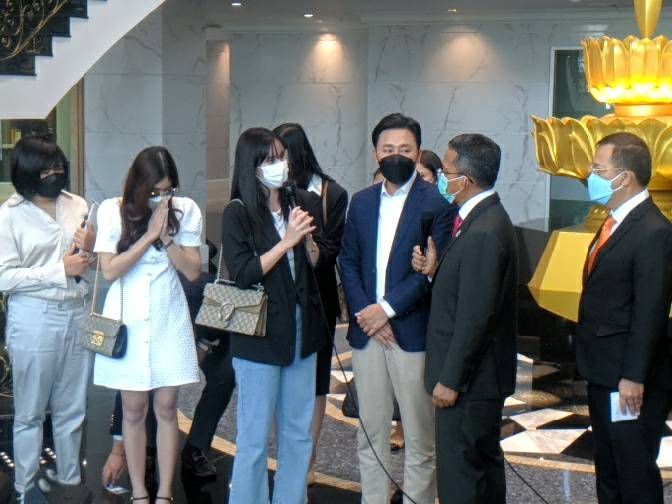 ทนายตั้ม นำนักแสดงสาว ใจบัว และอีกหนึ่งผู้เสียหาย พบ รมว.กระทรวงยุติธรรม ทนายตั้ม นำนักแสดงสาว ใจบัว และอีกหนึ่งผู้เสียหาย พบ รมว.กระทรวงยุติธรรม