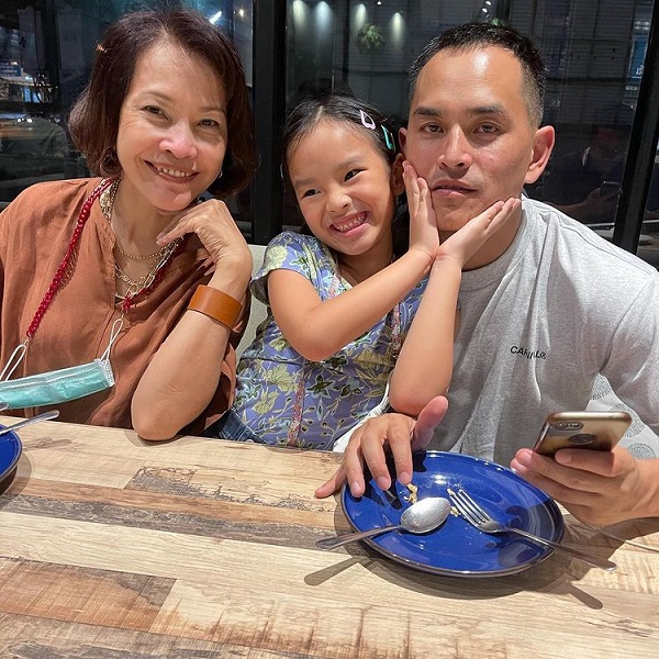 เซิร์ฟสเก็ตกระชับรัก! สงกรานต์ พาน้องปีใหม่เล่นเซิร์ฟสเก็ตมี แมท ภีรนีย์ โผล่ร่วมเฟรม