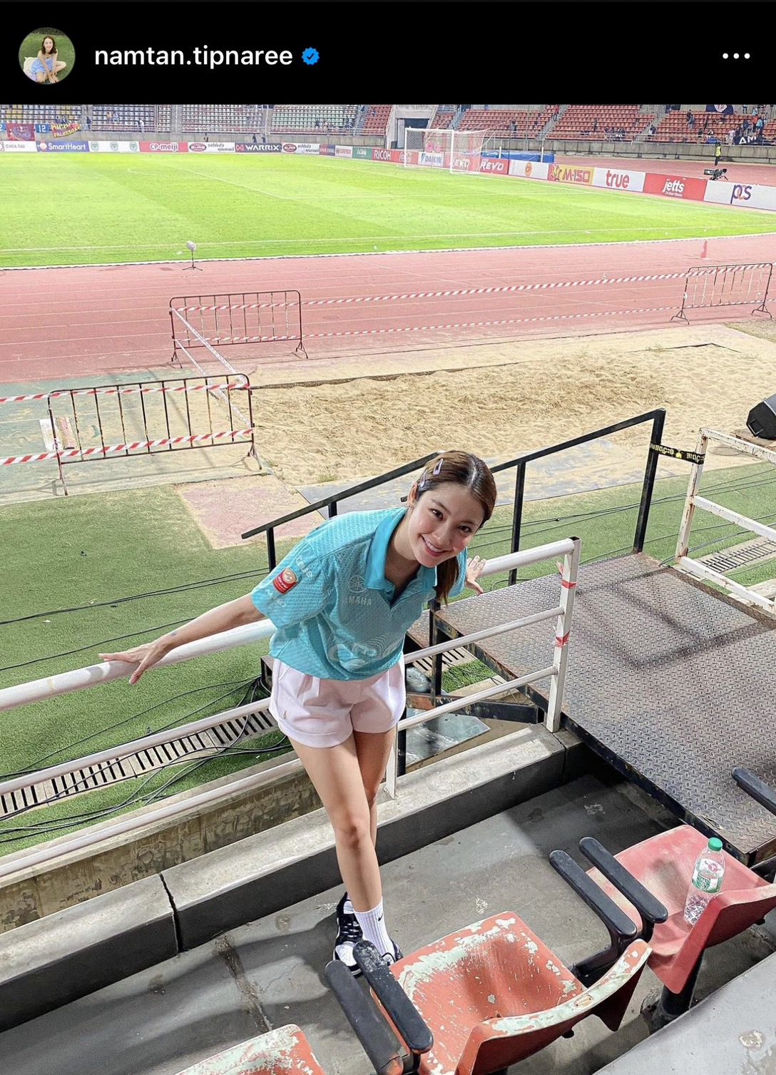 โมเมนต์น่ารัก น้ำตาล ทิพย์นารี ตามเชียร์พี่ชาย ต้น นฤบดินทร์ ติดขอบสนาม
