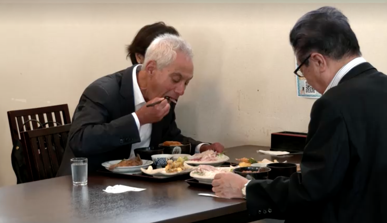 ทูตสหรัฐฯกินปลาดิบญี่ปุ่นเรียกเชื่อมั่น หลังหลายประเทศสั่งแบนนำเข้า