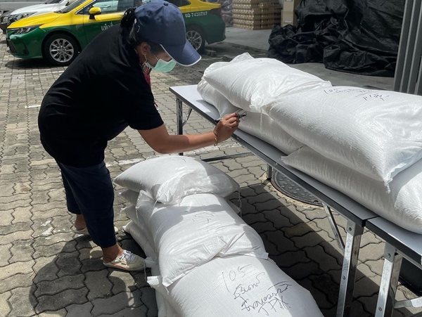 ปุ้ย ปิยาภรณ์ ชวน อแมนด้า-พรฟ้า แพคสิ่งของ พร้อมทำข้าวกล่องให้บุคลากรทางการแพทย์ ปุ้ย ปิยาภรณ์ ชวน อแมนด้า-พรฟ้า แพคสิ่งของ พร้อมทำข้าวกล่องให้บุคลากรทางการแพทย์