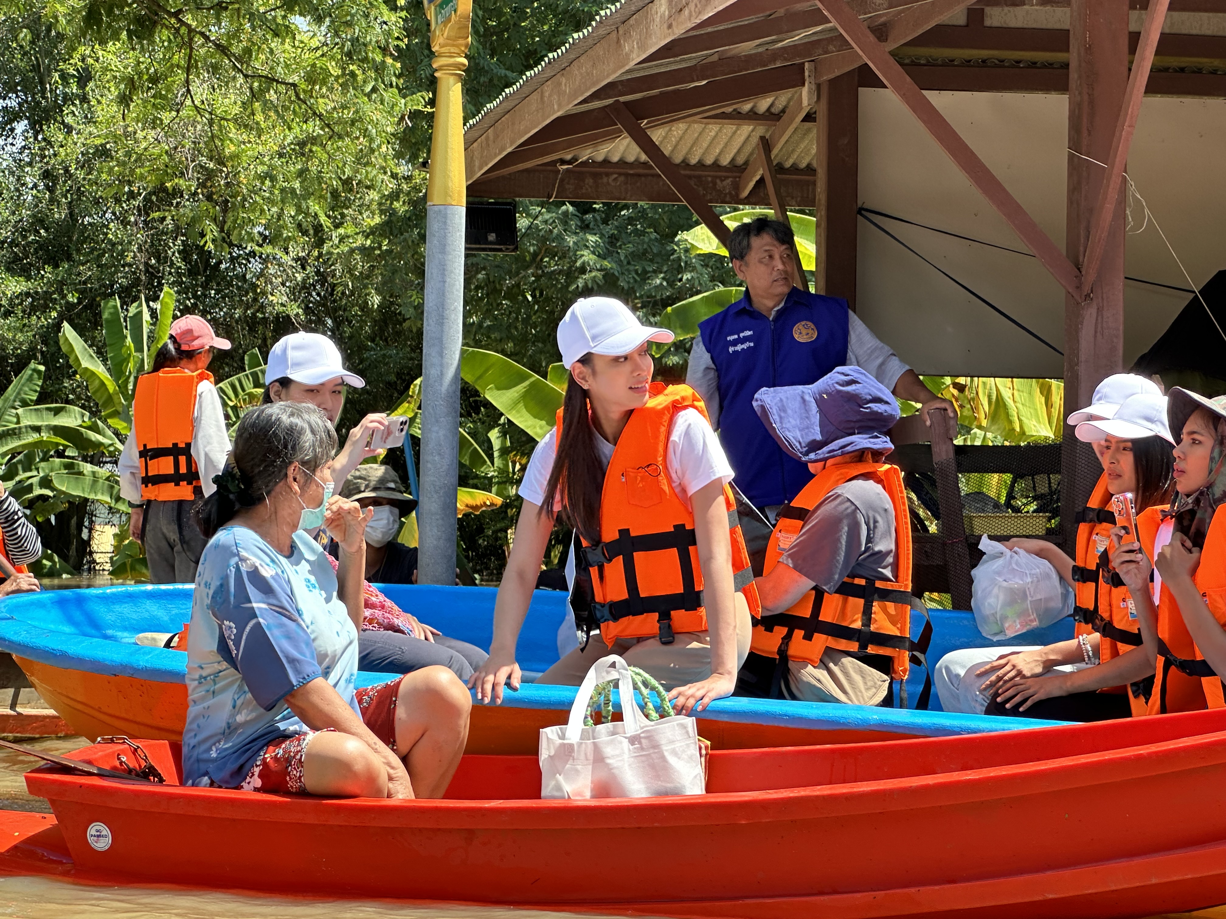 “แอนนาเสือ-แม่ปุ้ย” นำทีมนางงาม TPNG ลงเรือเยี่ยมให้กำลังใจ พร้อมแจกถุงยังชีพช่วยผู้ประสบภัยน้ำท่วม “แอนนาเสือ-แม่ปุ้ย” นำทีมนางงาม TPNG ลงเรือเยี่ยมให้กำลังใจ พร้อมแจกถุงยังชีพช่วยผู้ประสบภัยน้ำท่วม