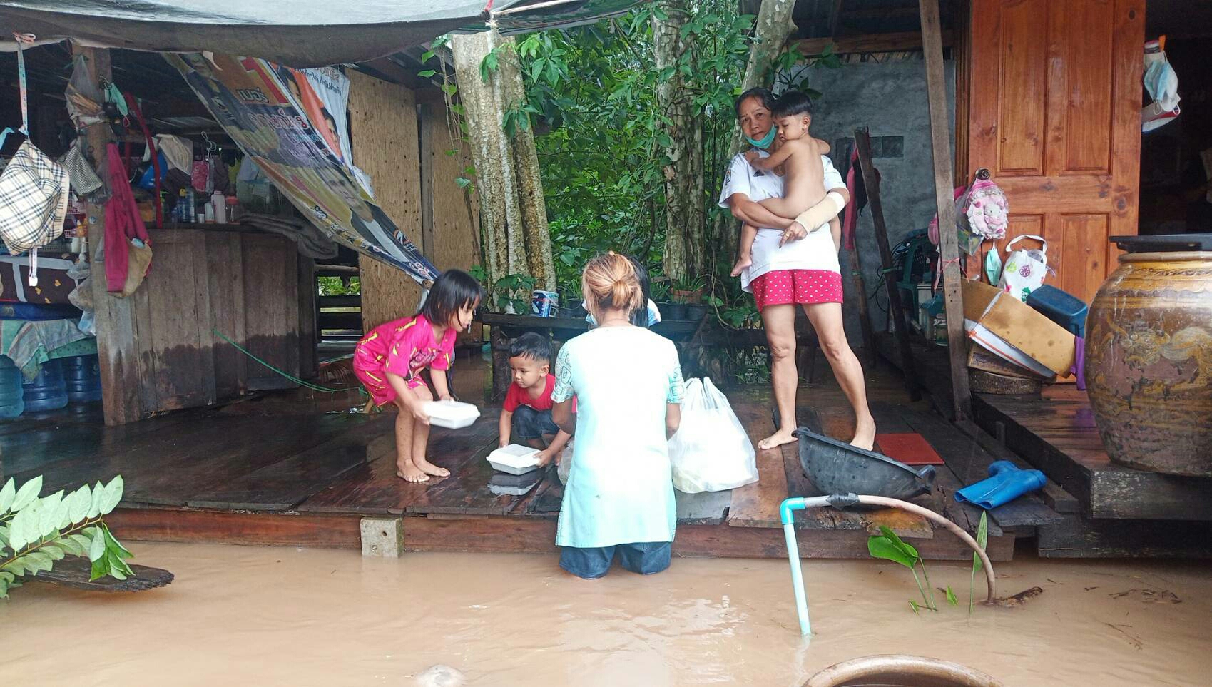 ฝนถล่มปราจีน น้ำป่าเขาใหญ่-ทับลาน หลากท่วมหมู่บ้านตีนเขา